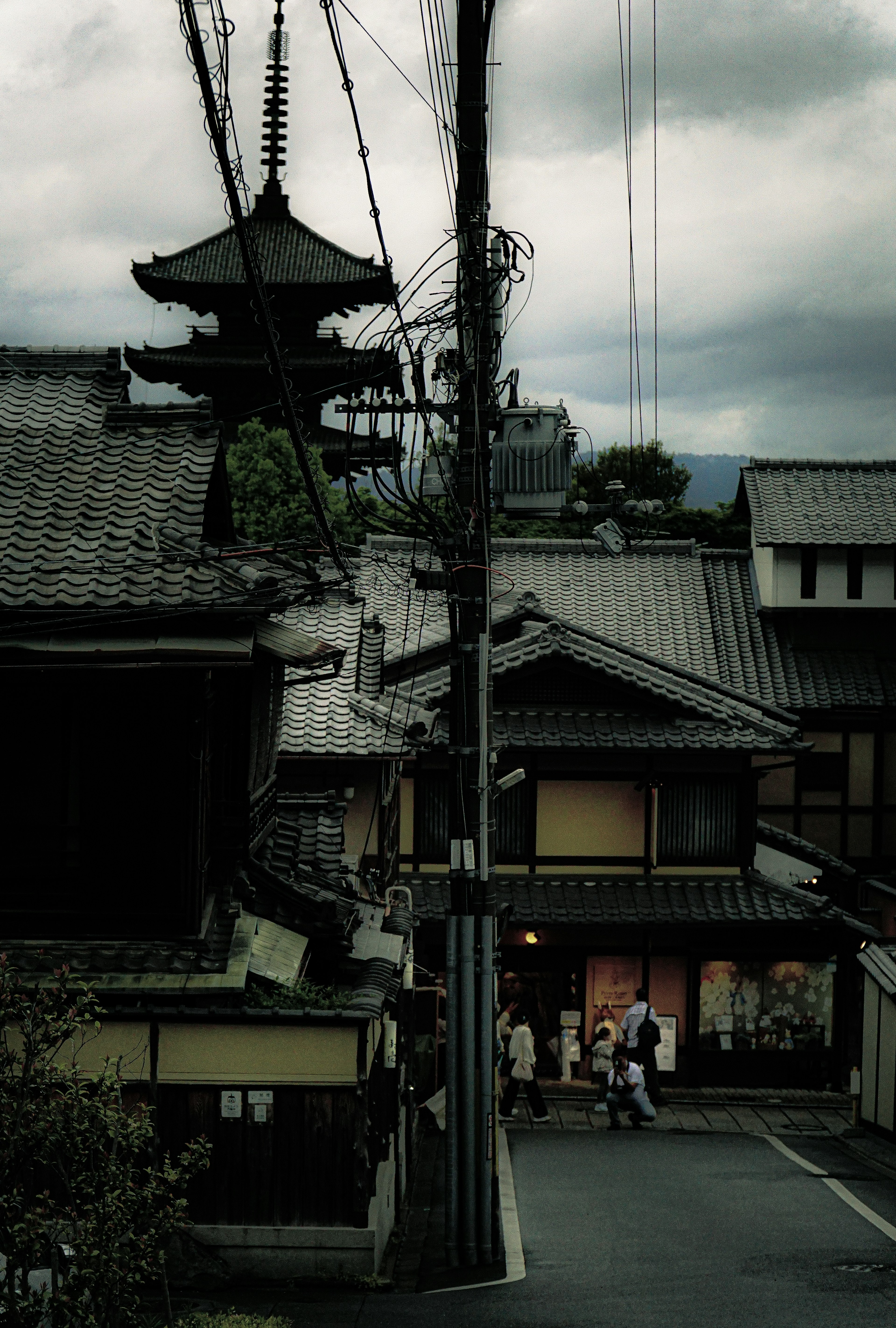 Escena de calle japonesa tradicional con una pagoda y casas de madera