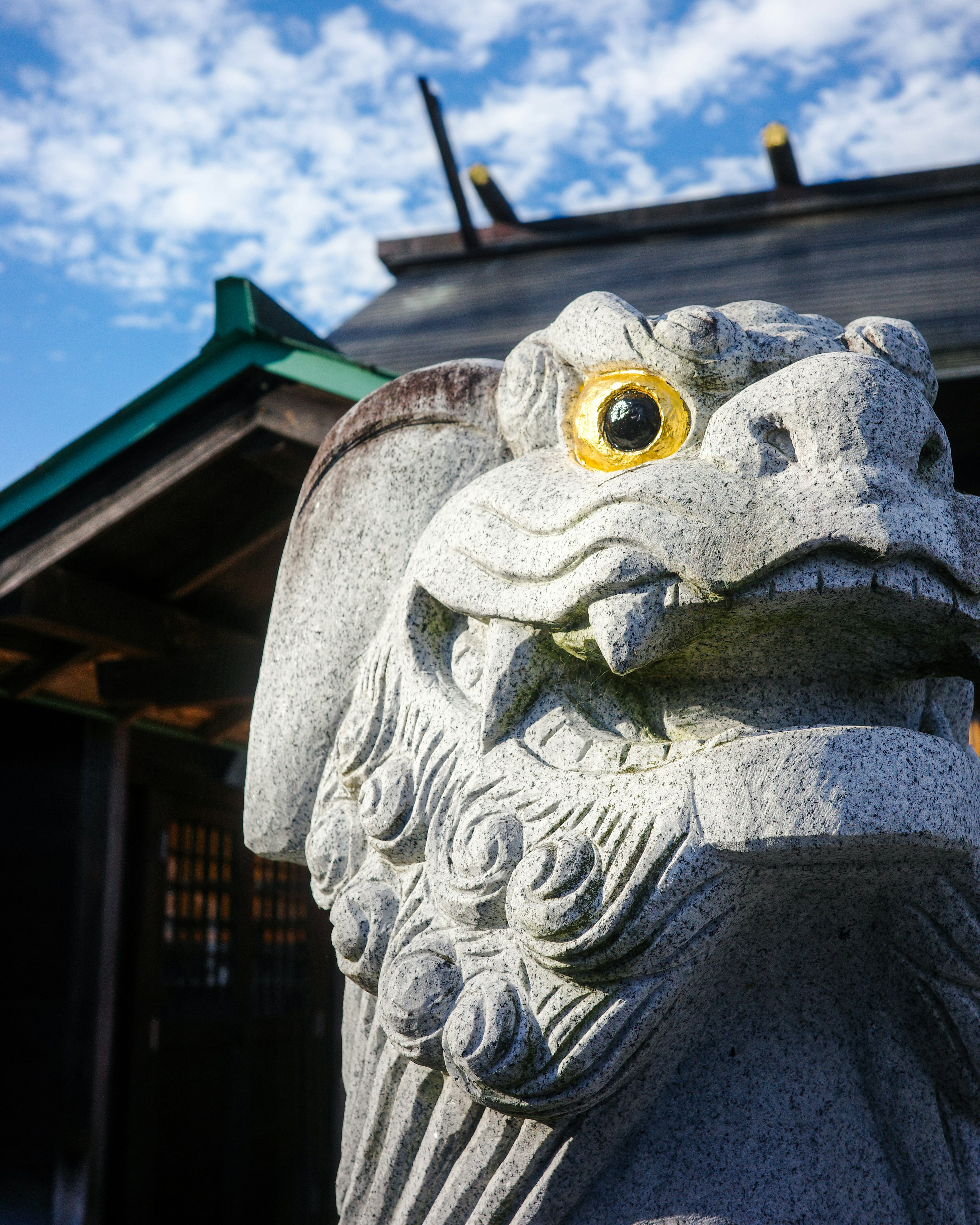 Statue de chien-lion en pierre sous un ciel bleu