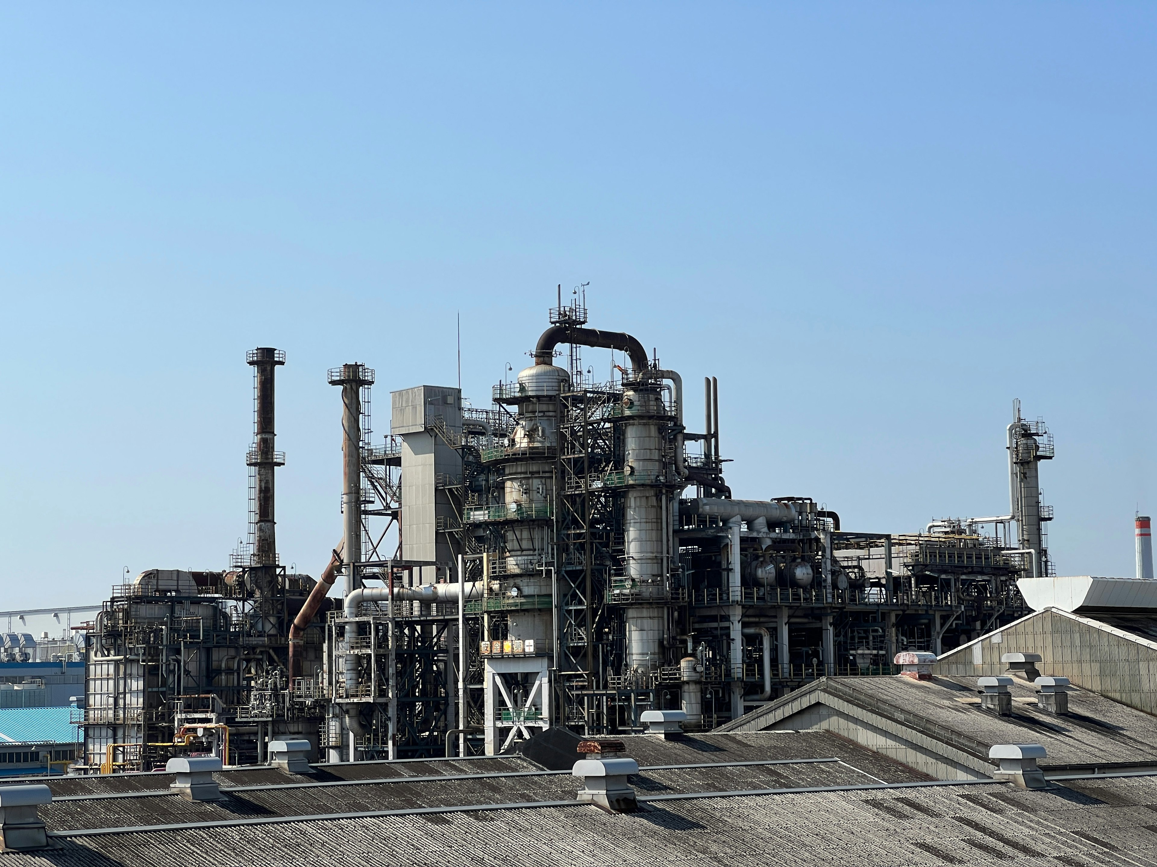 Industrielle Anlagenstruktur unter klarem blauen Himmel