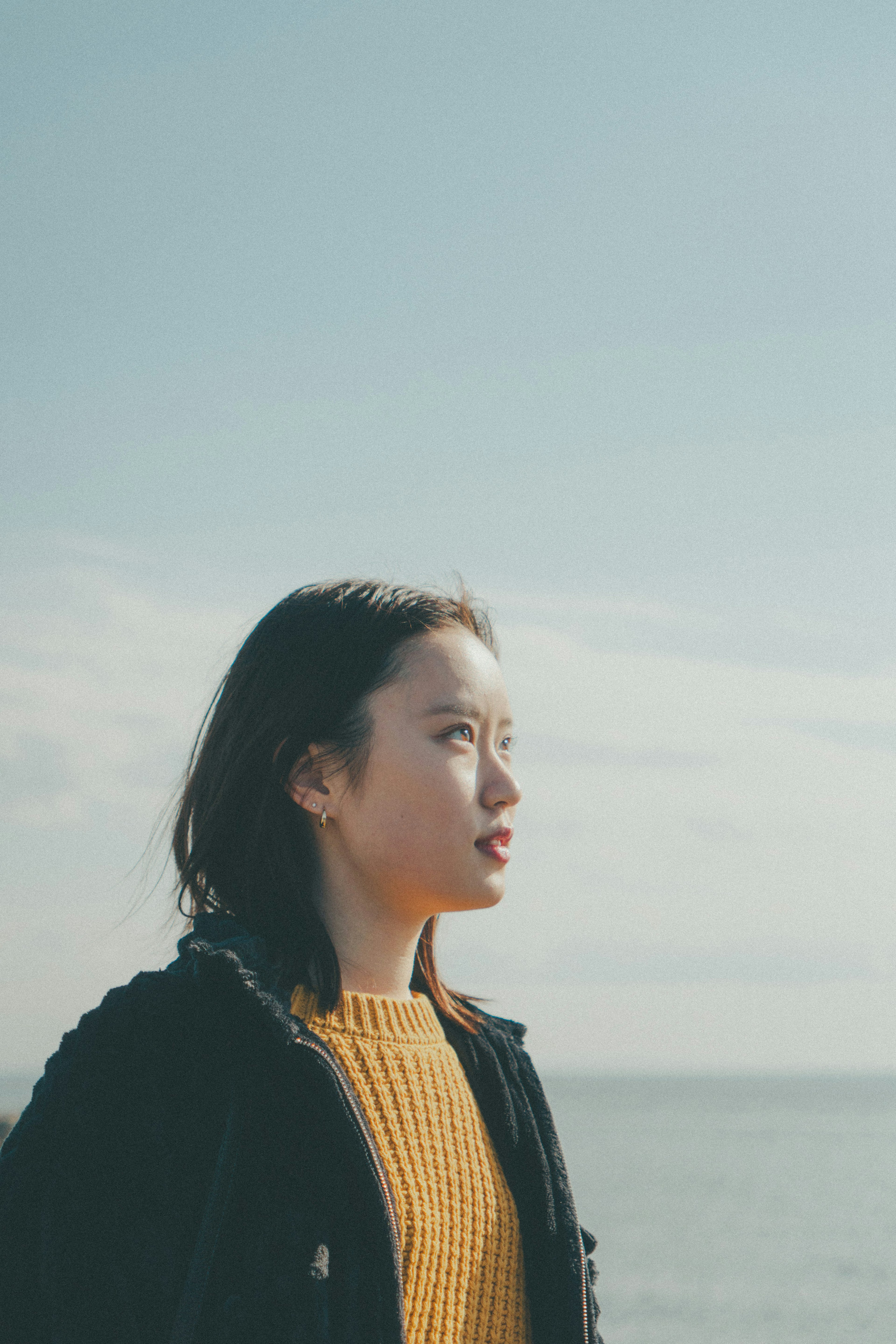 Profil einer Frau, die am Meer nachdenkt