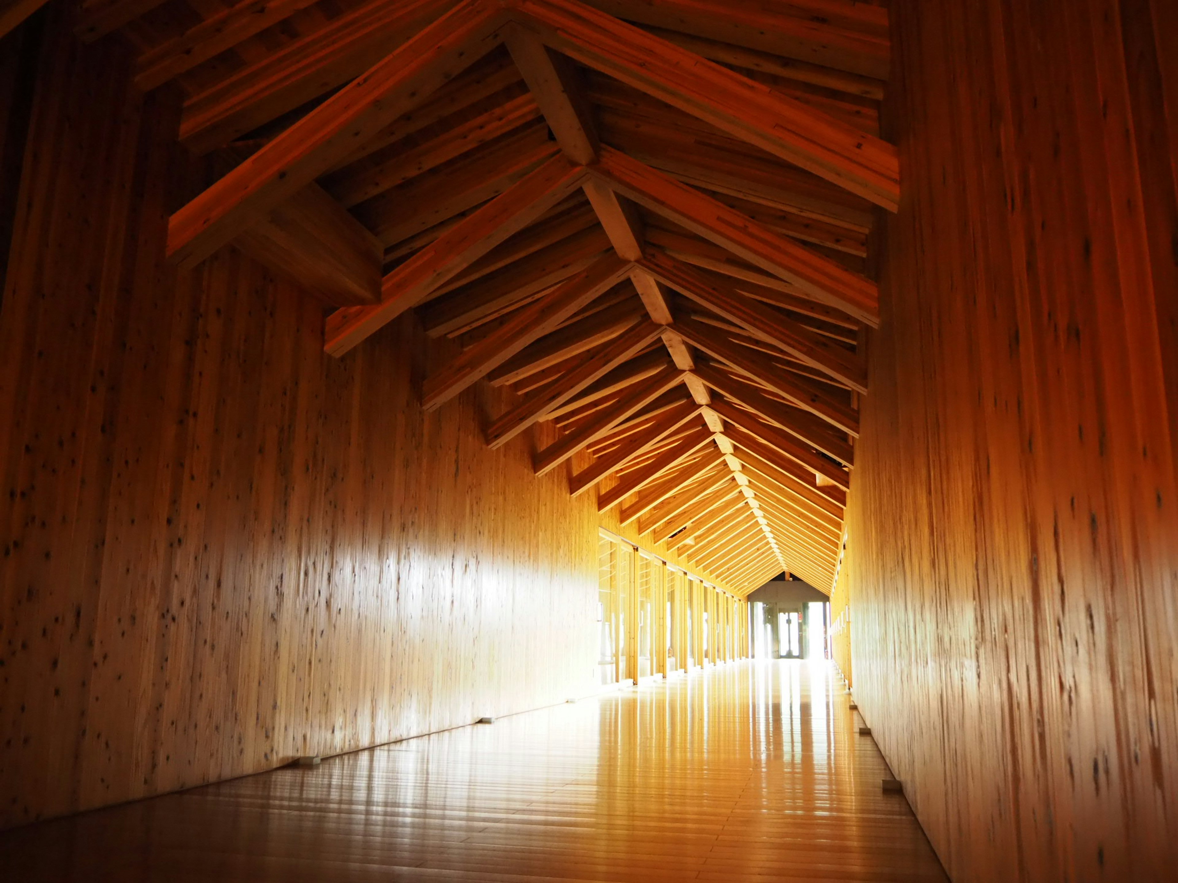 Interno di un bel corridoio in legno con luce alla fine