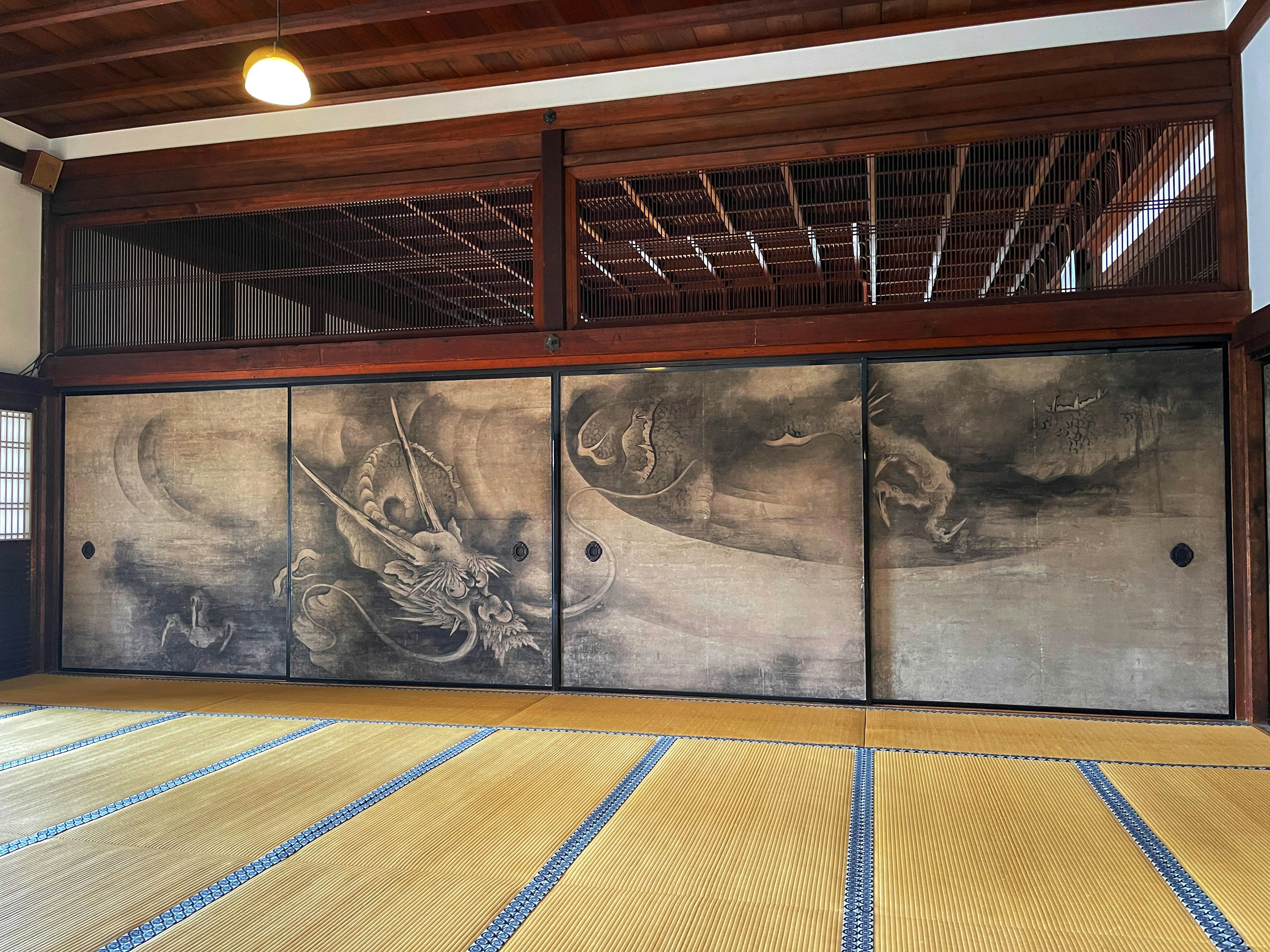 Interior de una habitación japonesa tradicional con un mural de dragón