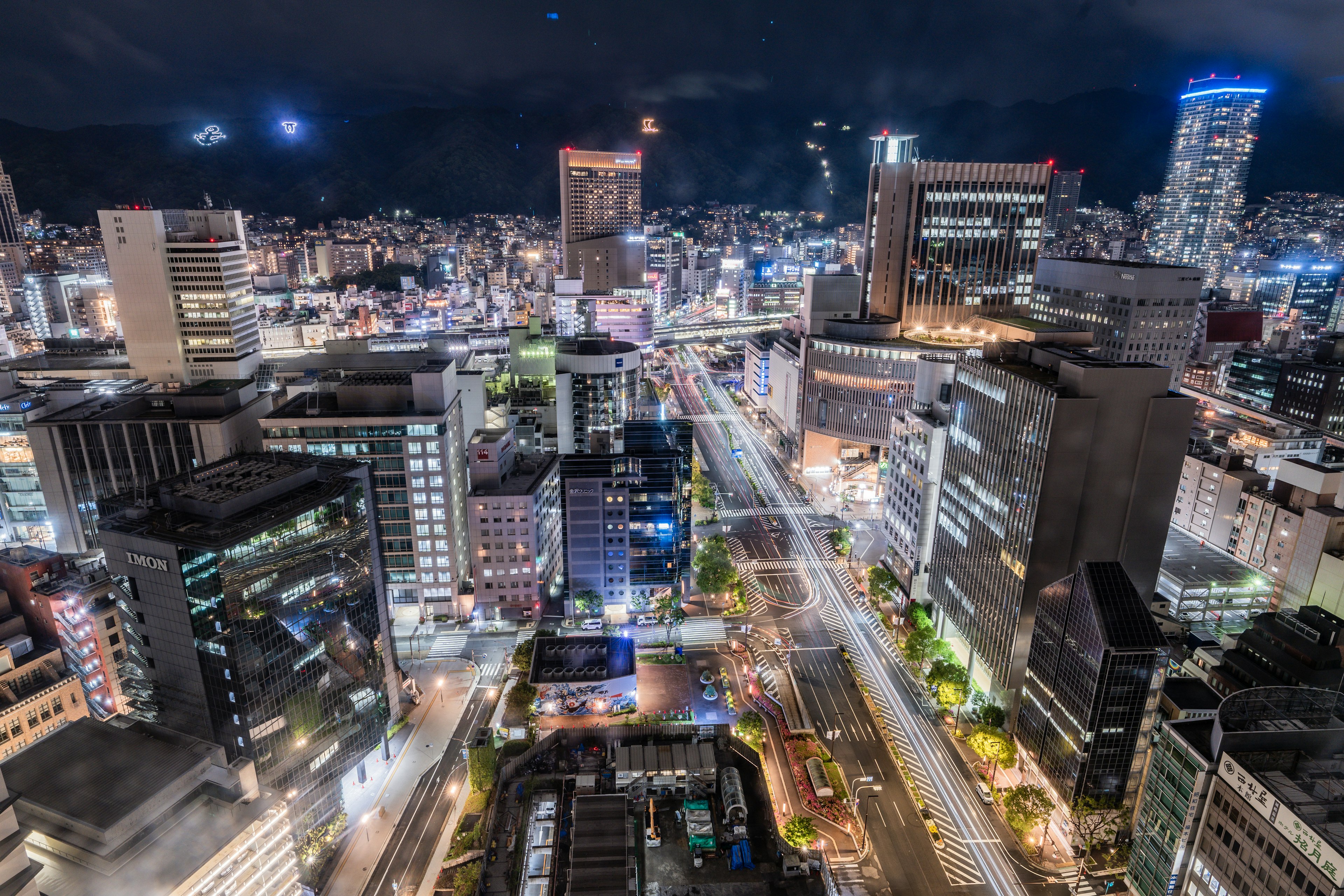 Vista aérea de un vibrante horizonte urbano de noche con calles iluminadas