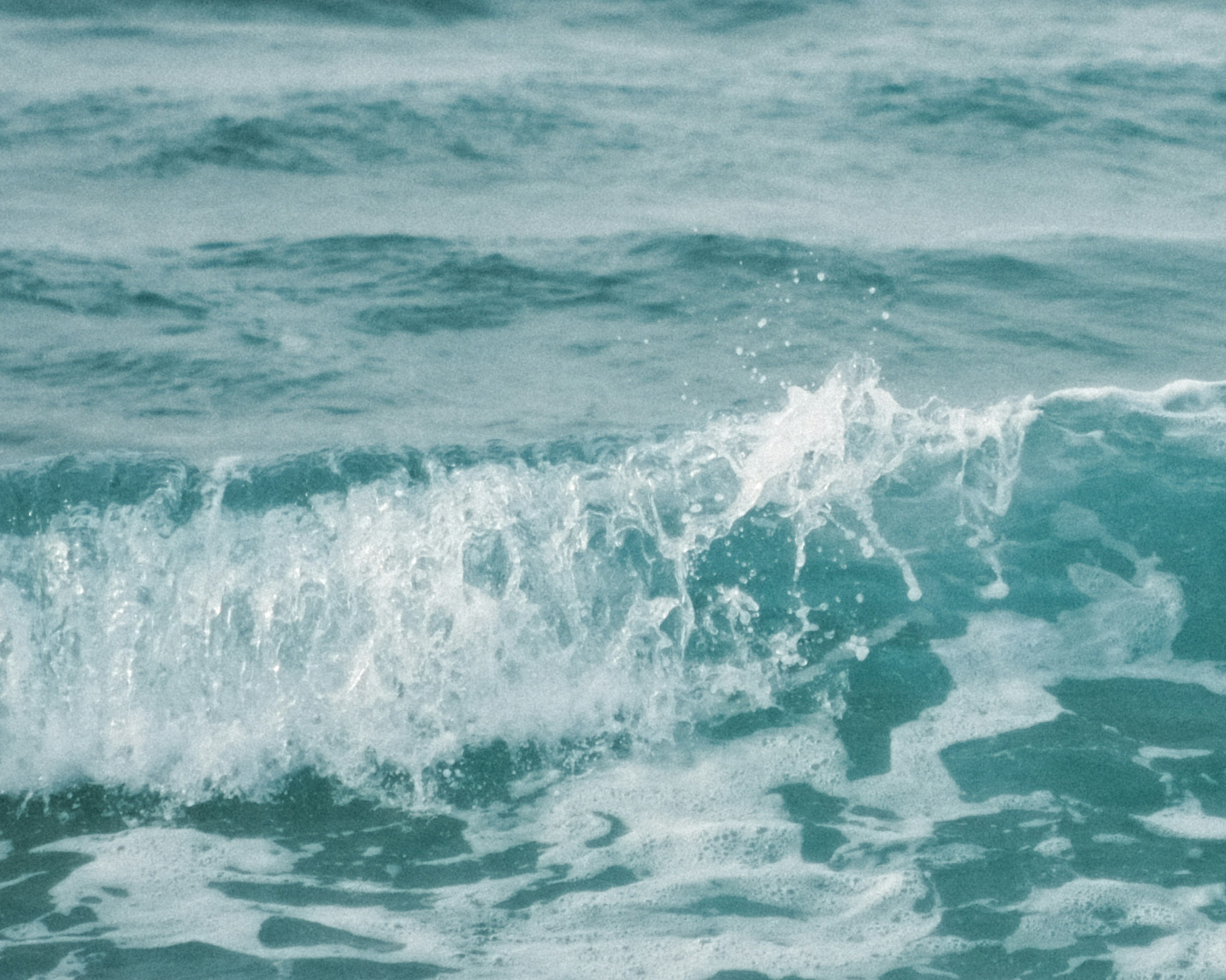 波が立つ青い海の写真