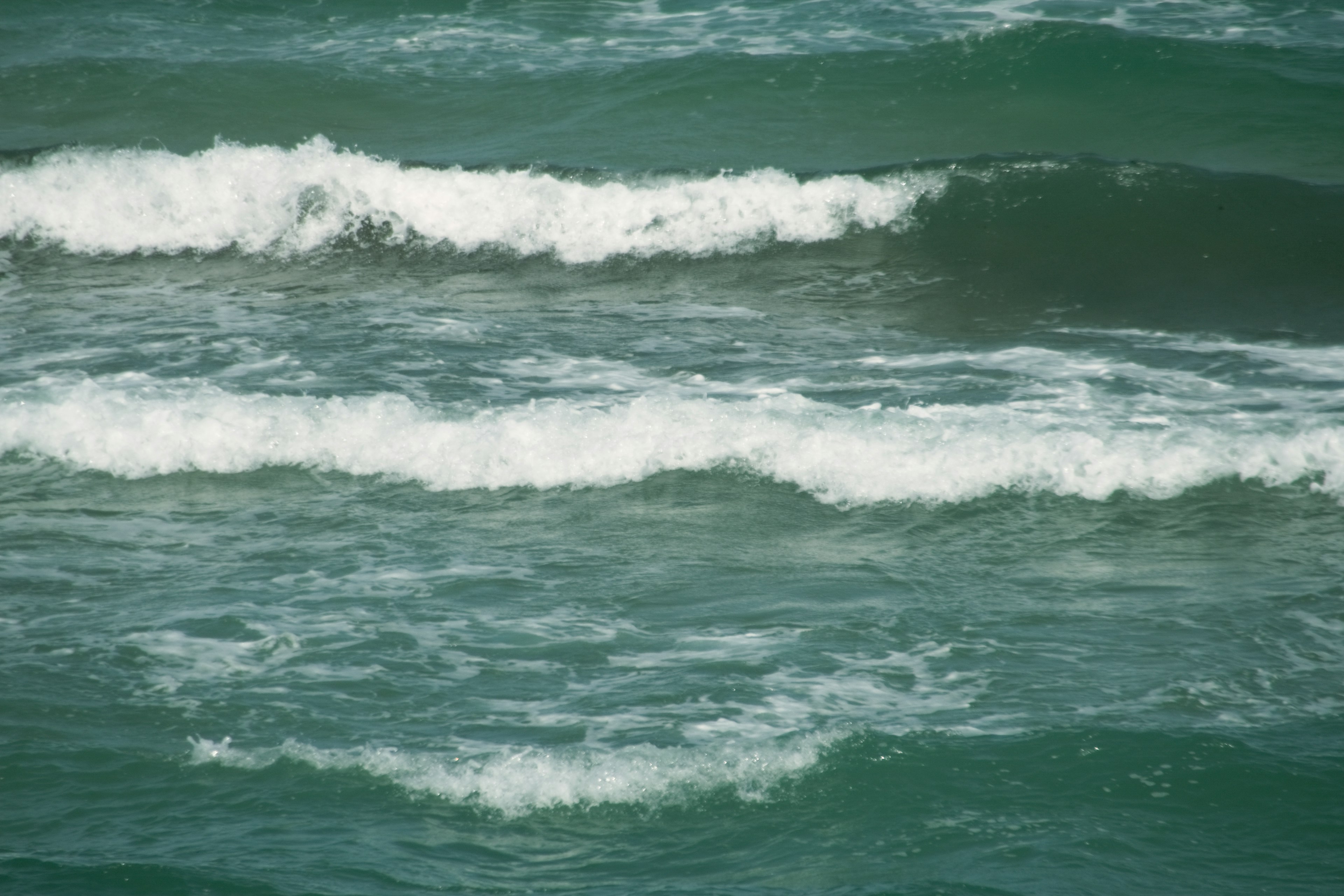 Onde che si infrangono su un oceano blu