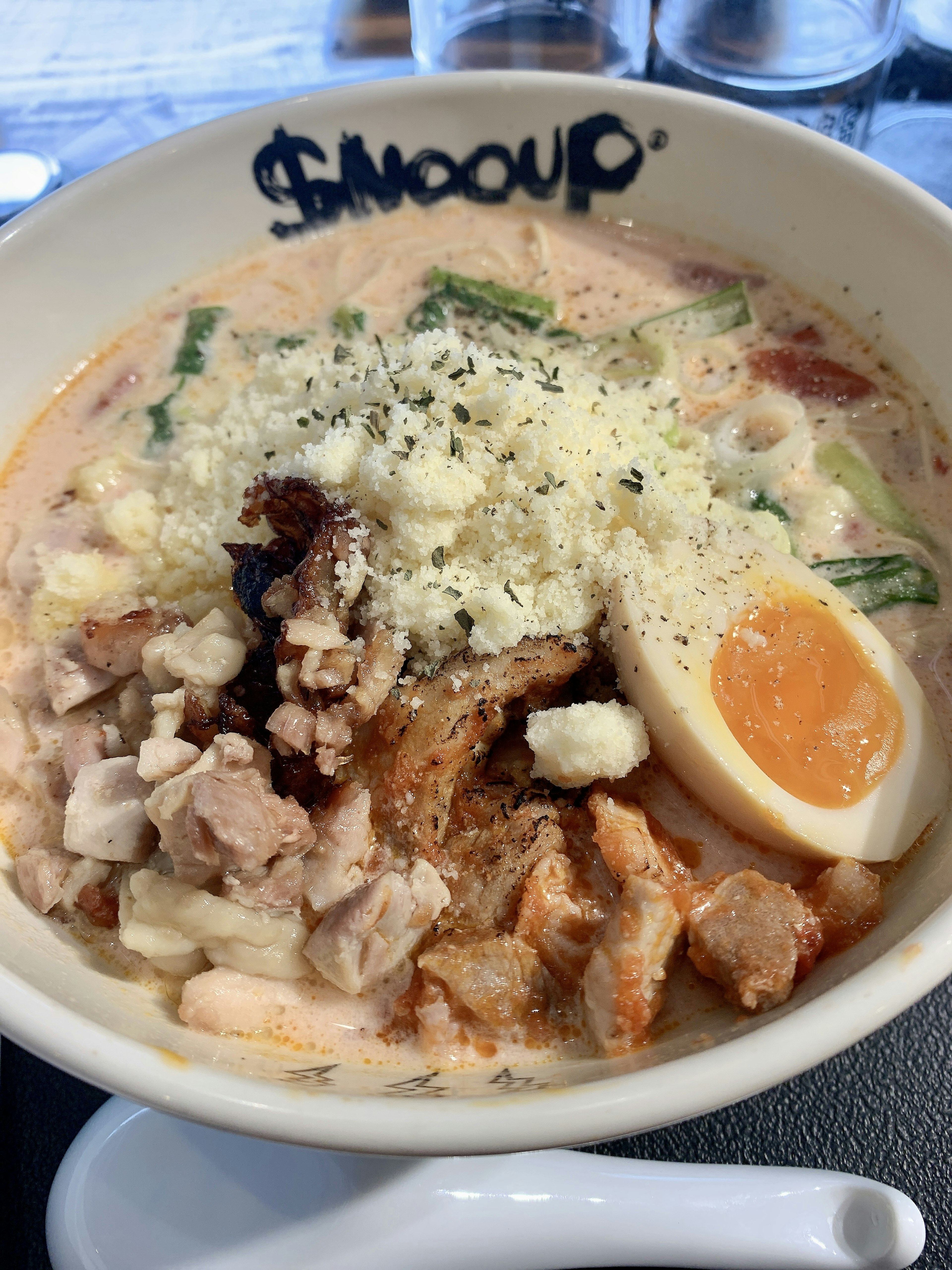 Ramen cremoso con chashu e uovo in camicia