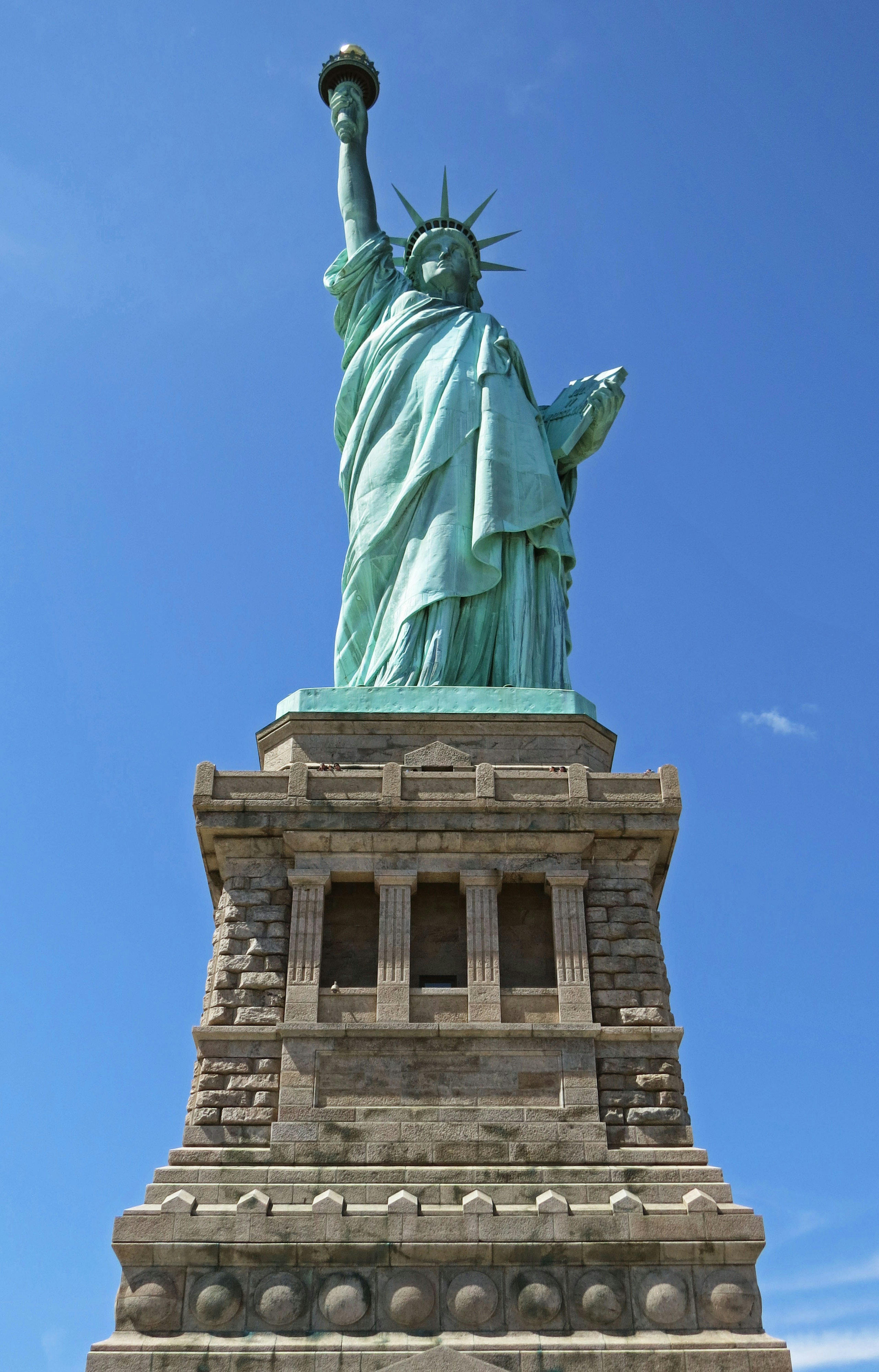 Statua della Libertà che si erge sotto un cielo blu