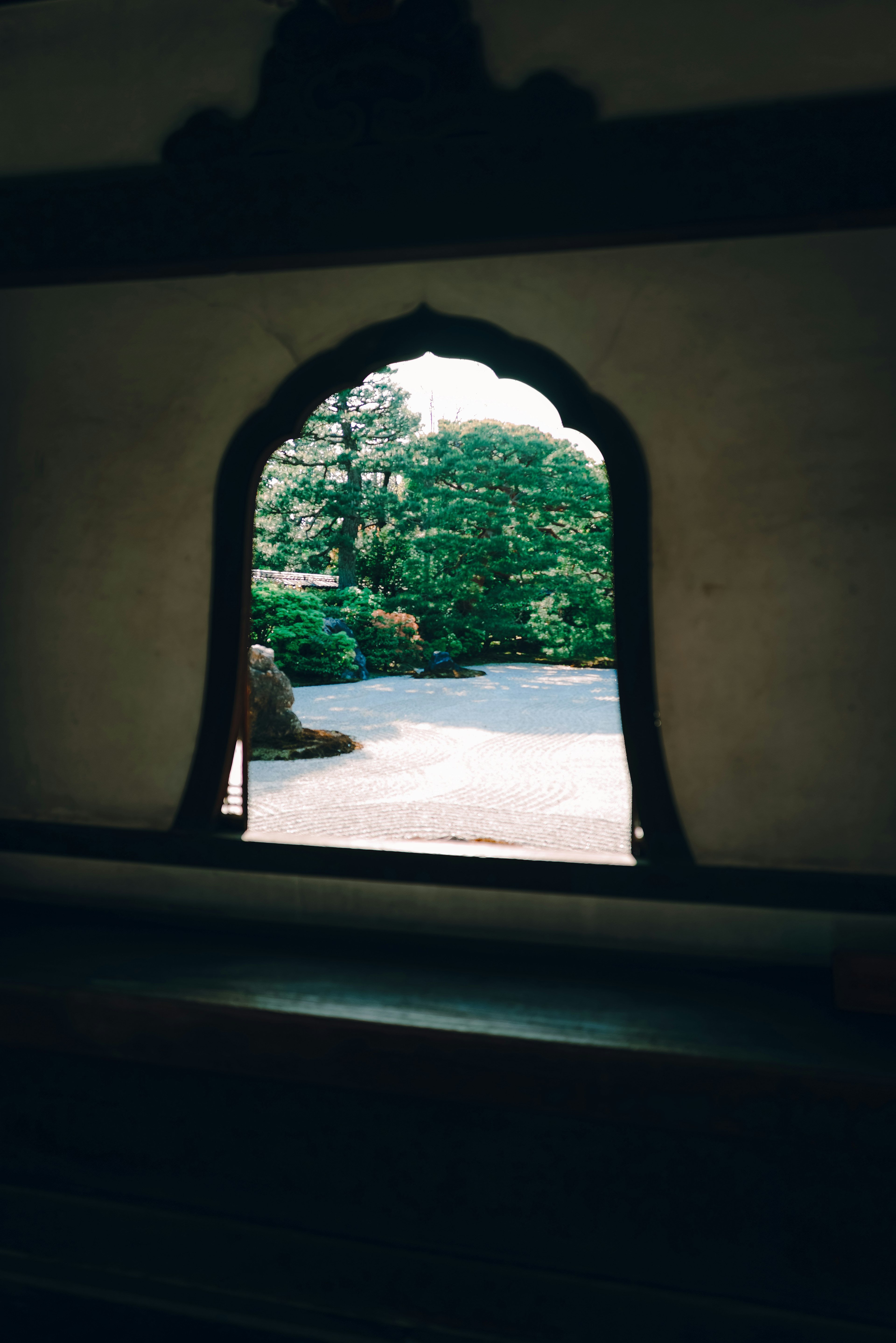 Bogenfenster mit Blick auf einen schönen Garten