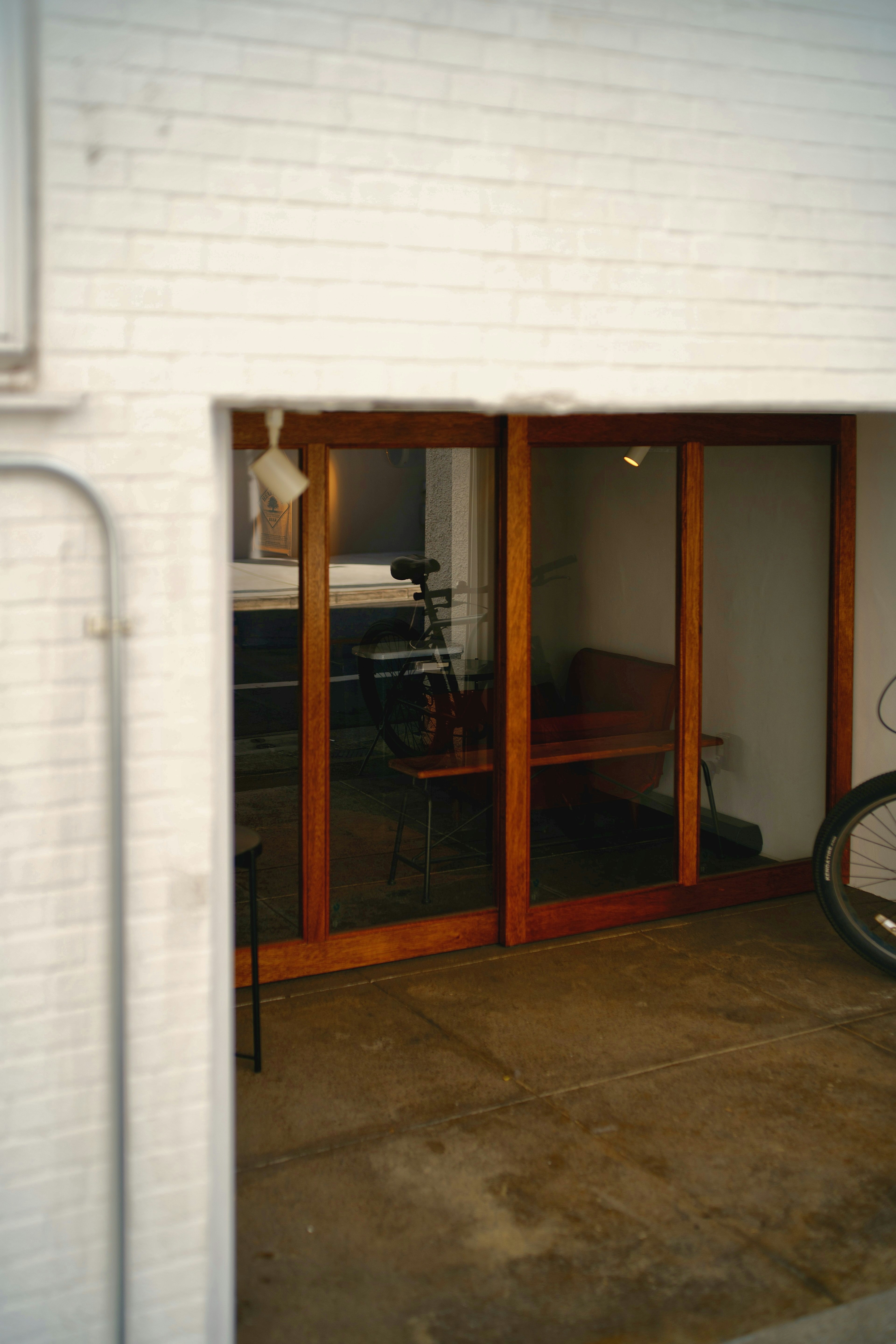 Espacio simple con ventanas de madera y pared de bloques