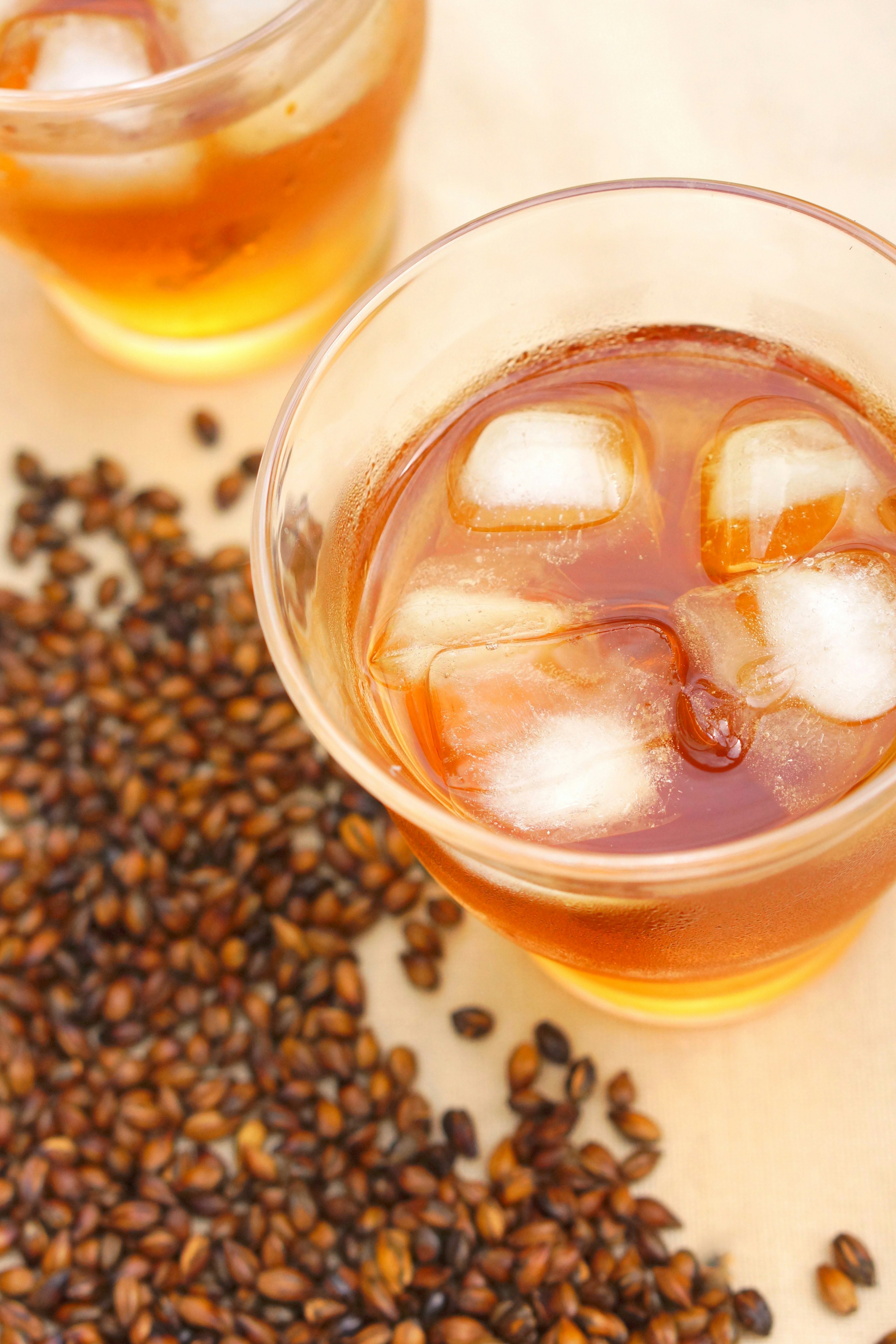 Verres de thé glacé avec des glaçons et des grains de café éparpillés autour