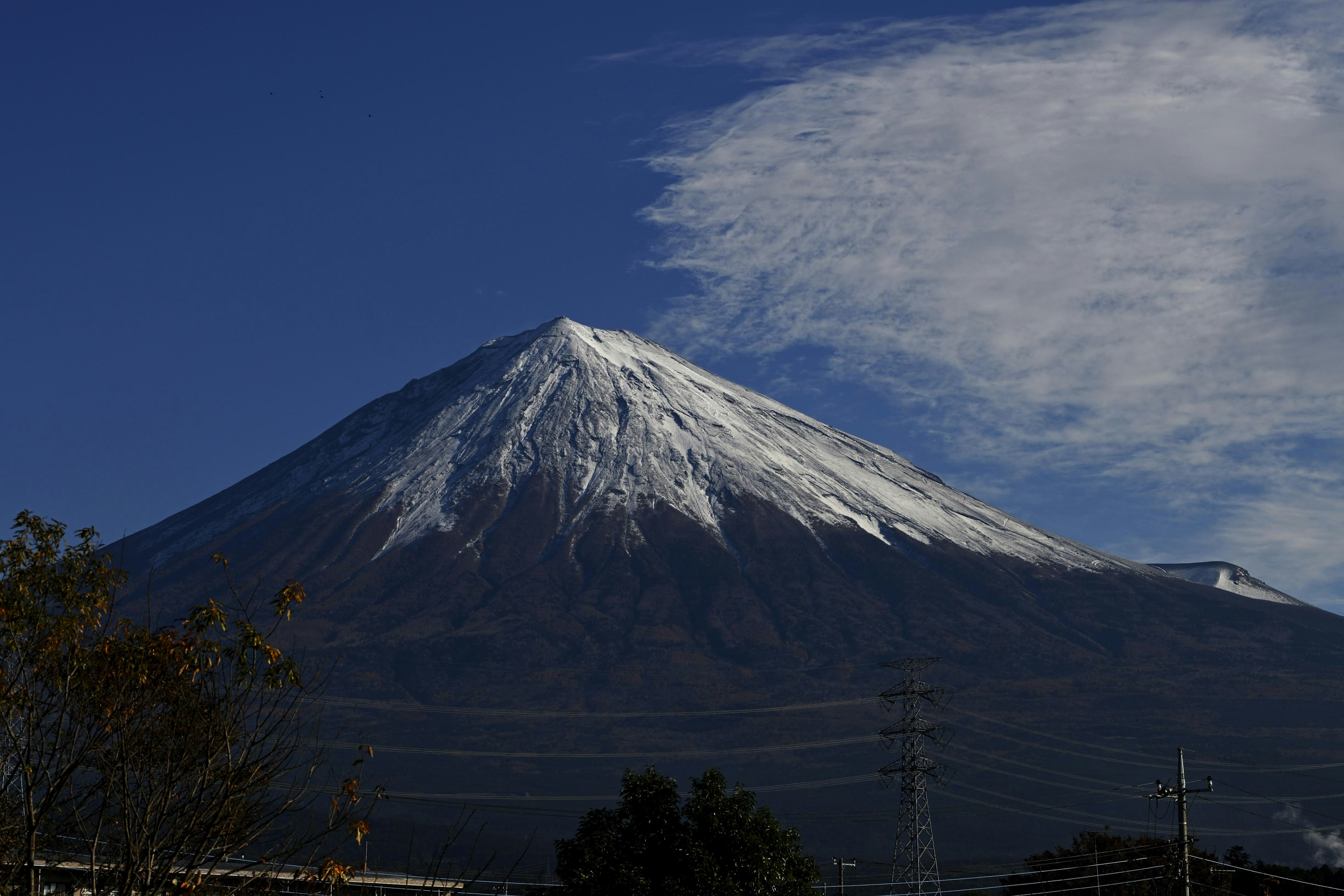 Gunung Fuji dengan puncak bersalju dan langit biru cerah