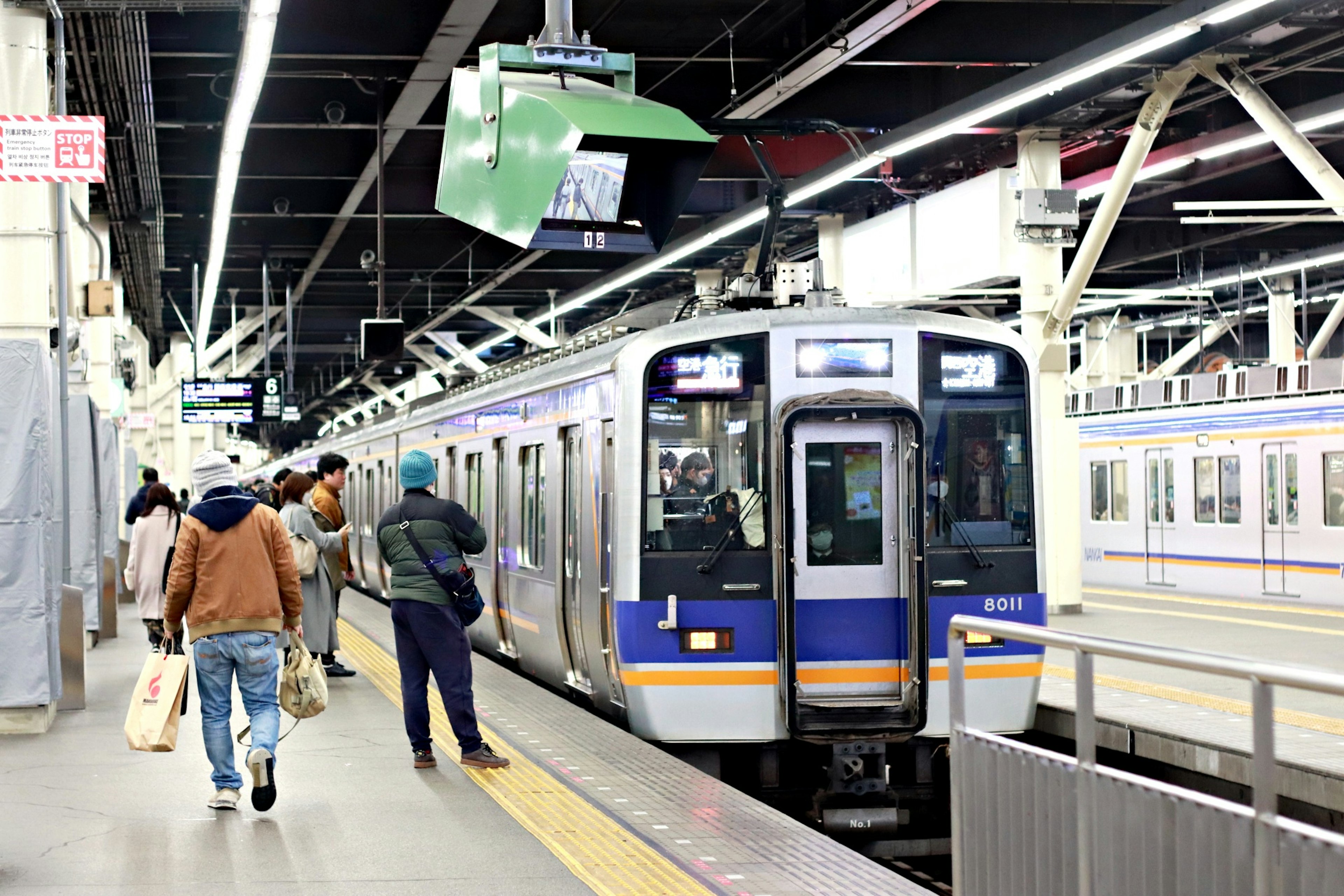 Train sur une plateforme de gare avec des passagers