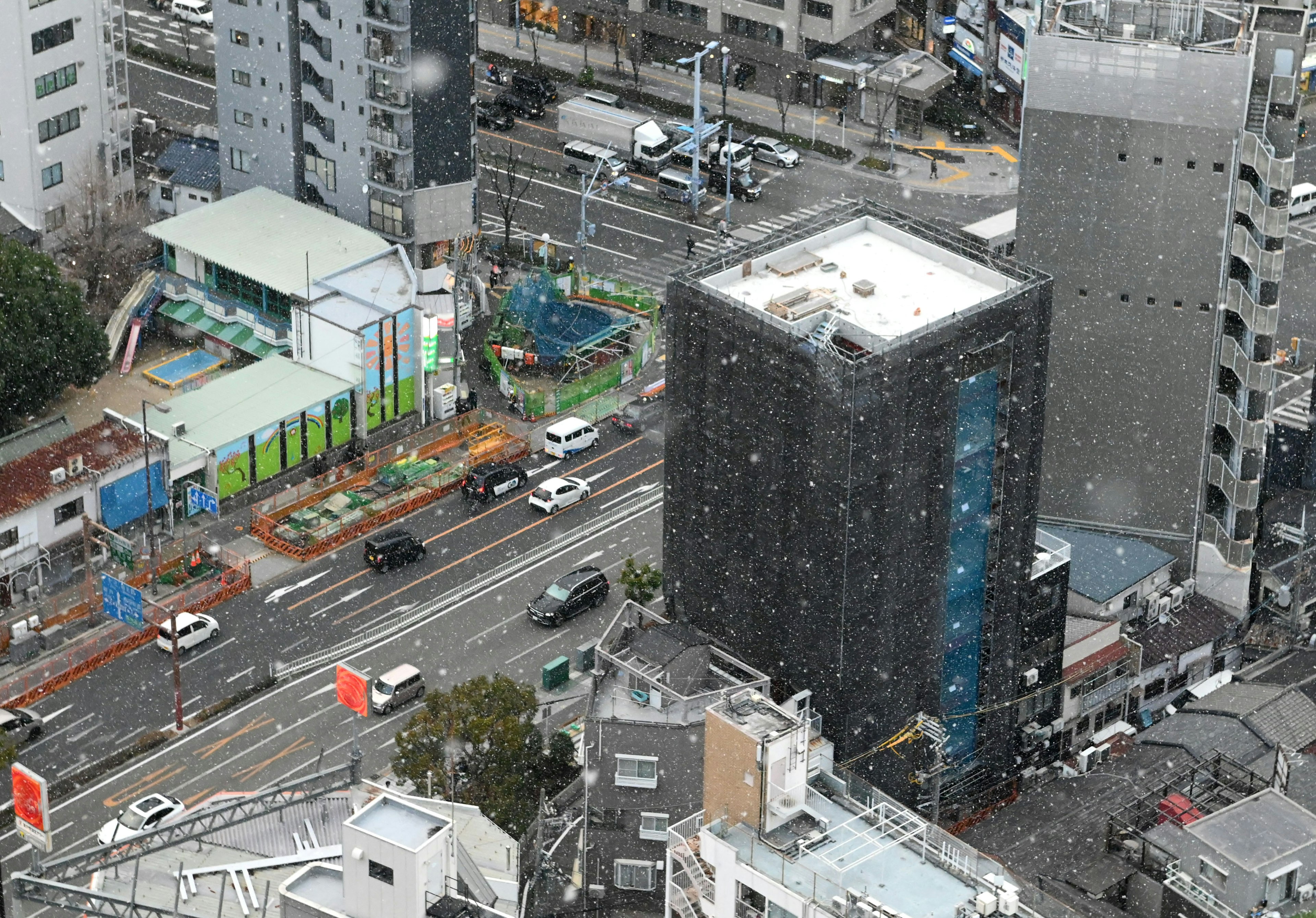 Paysage urbain enneigé avec bâtiments et rues