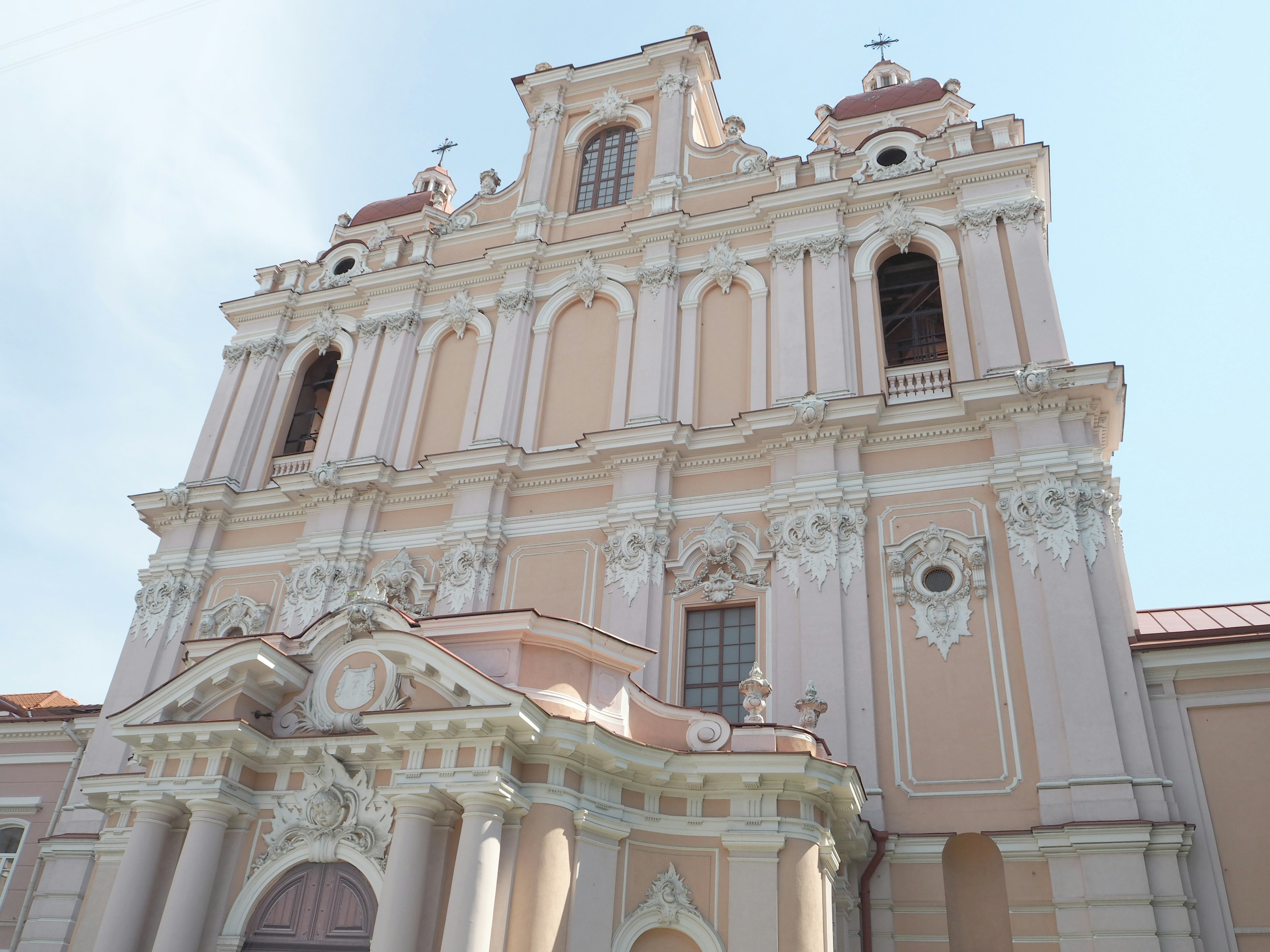 Hermosa fachada de iglesia de estilo barroco