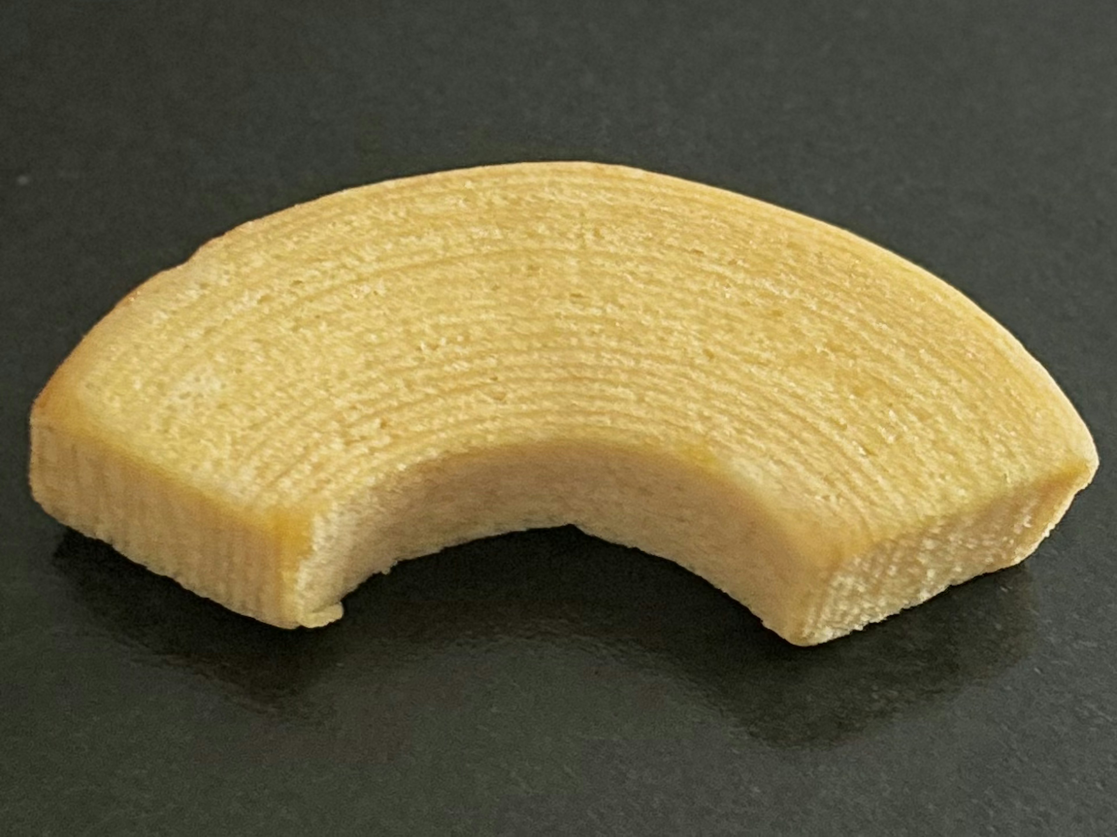 Fetta a forma di mezzaluna di dolce Baumkuchen con texture a strati