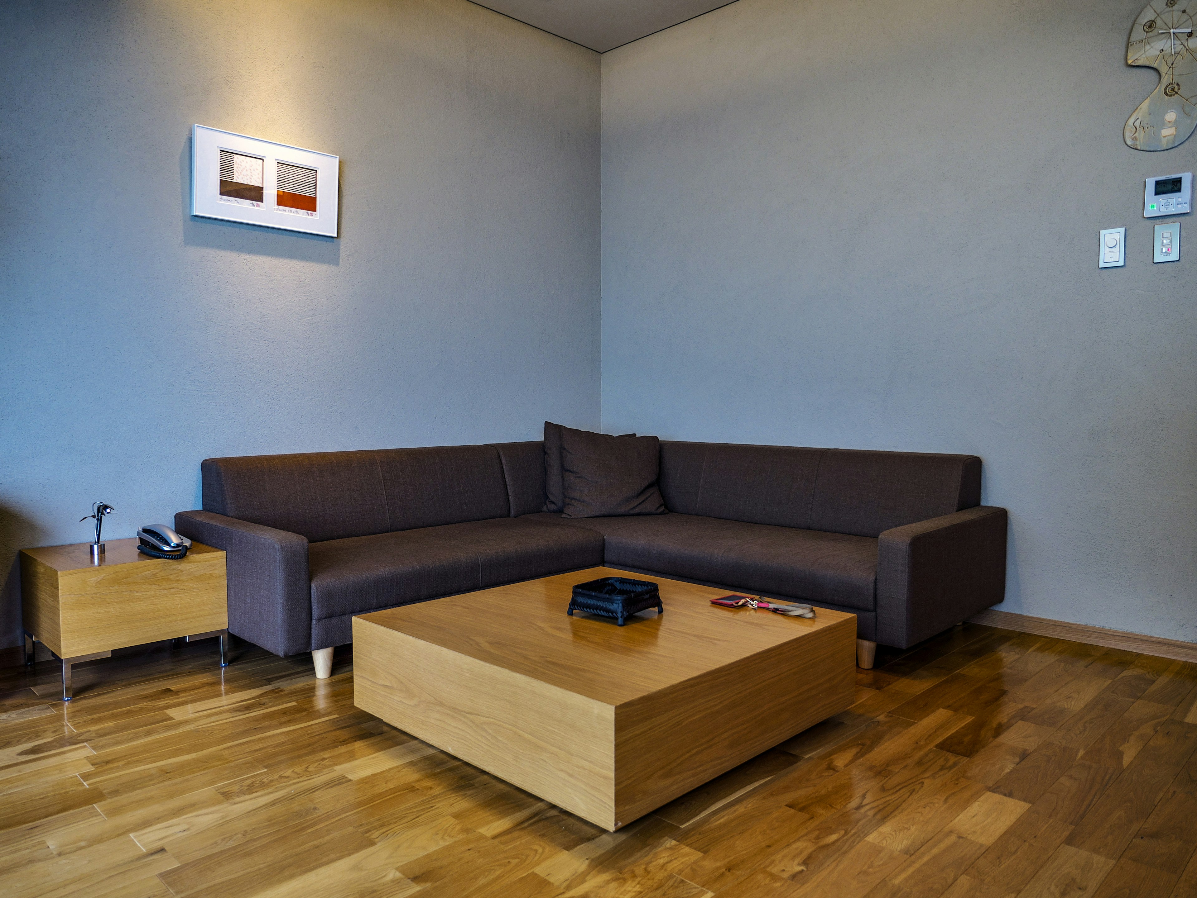 Intérieur de salon moderne avec un canapé marron une table basse en bois et des œuvres d'art au mur