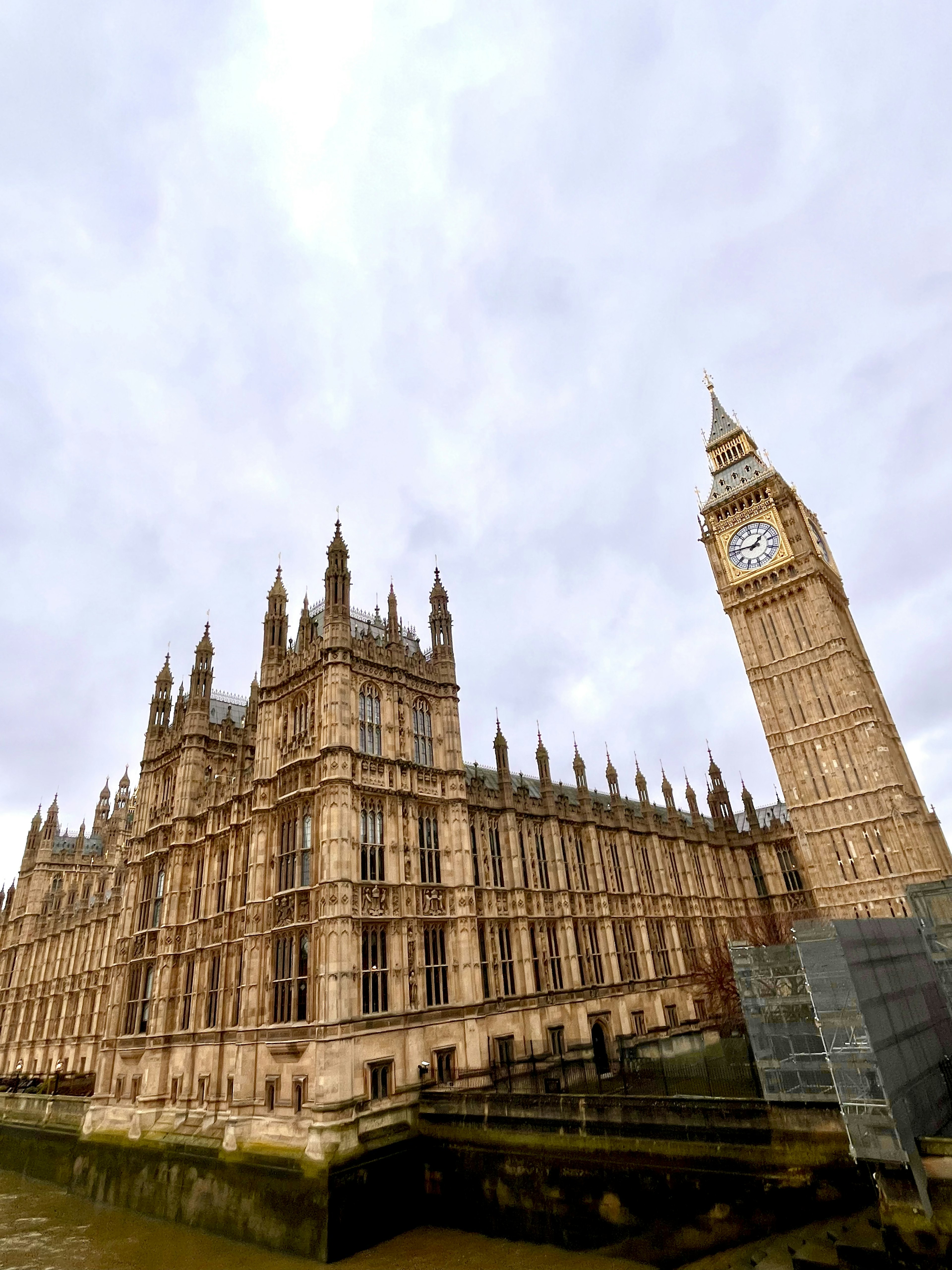 Vista del Palacio de Westminster y Big Ben de lado bajo un cielo nublado