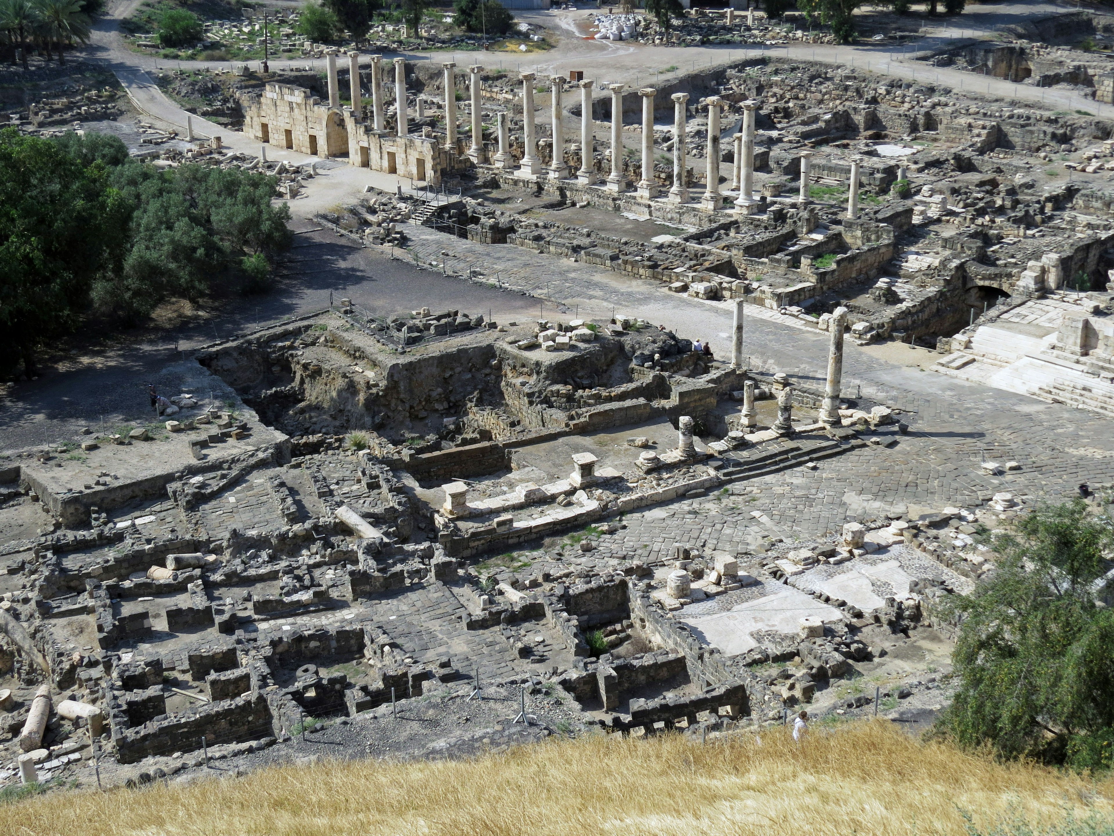 Vista aérea de ruinas antiguas con columnas y estructuras de piedra