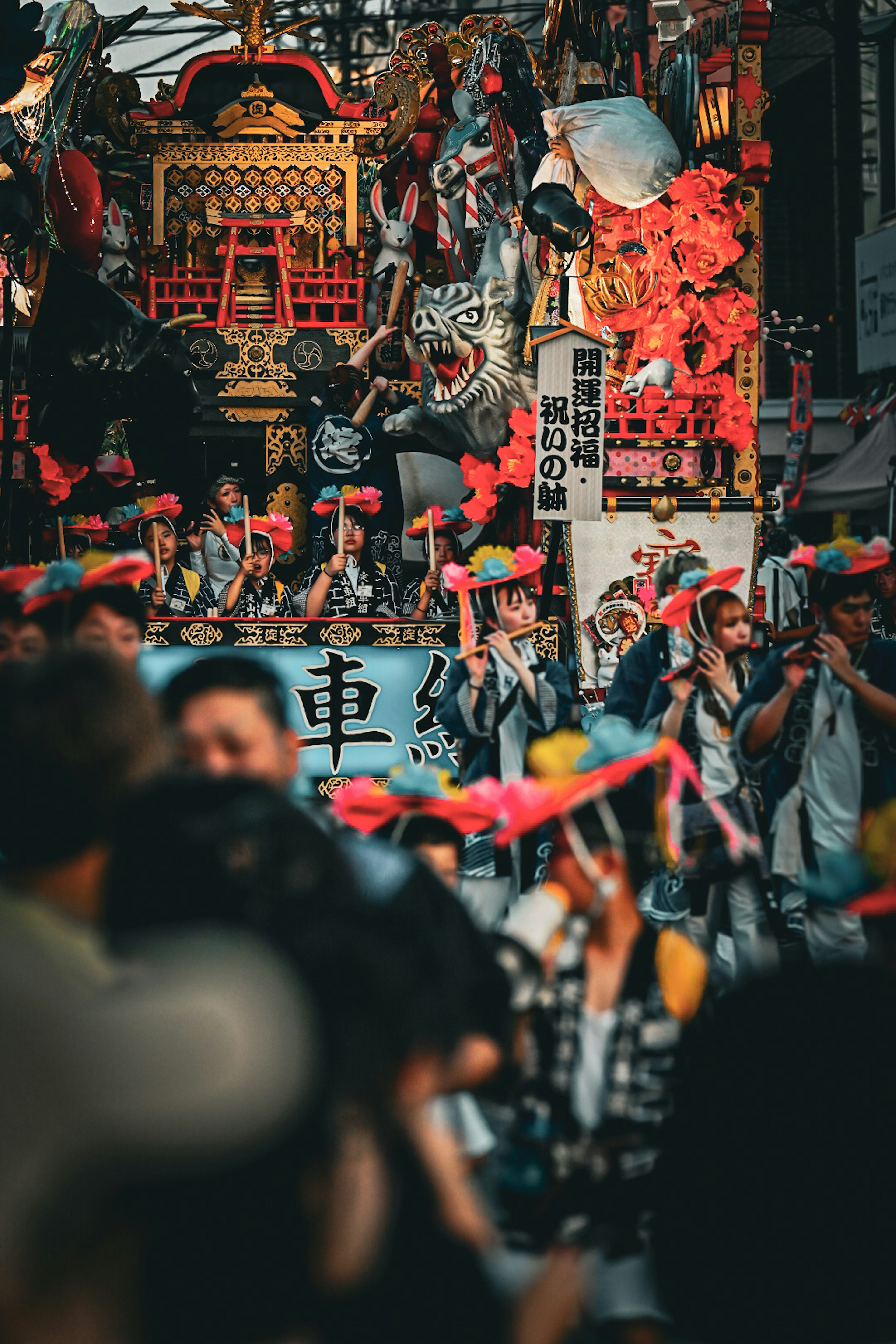 Scène de festival japonais traditionnel avec décorations vibrantes et foule animée