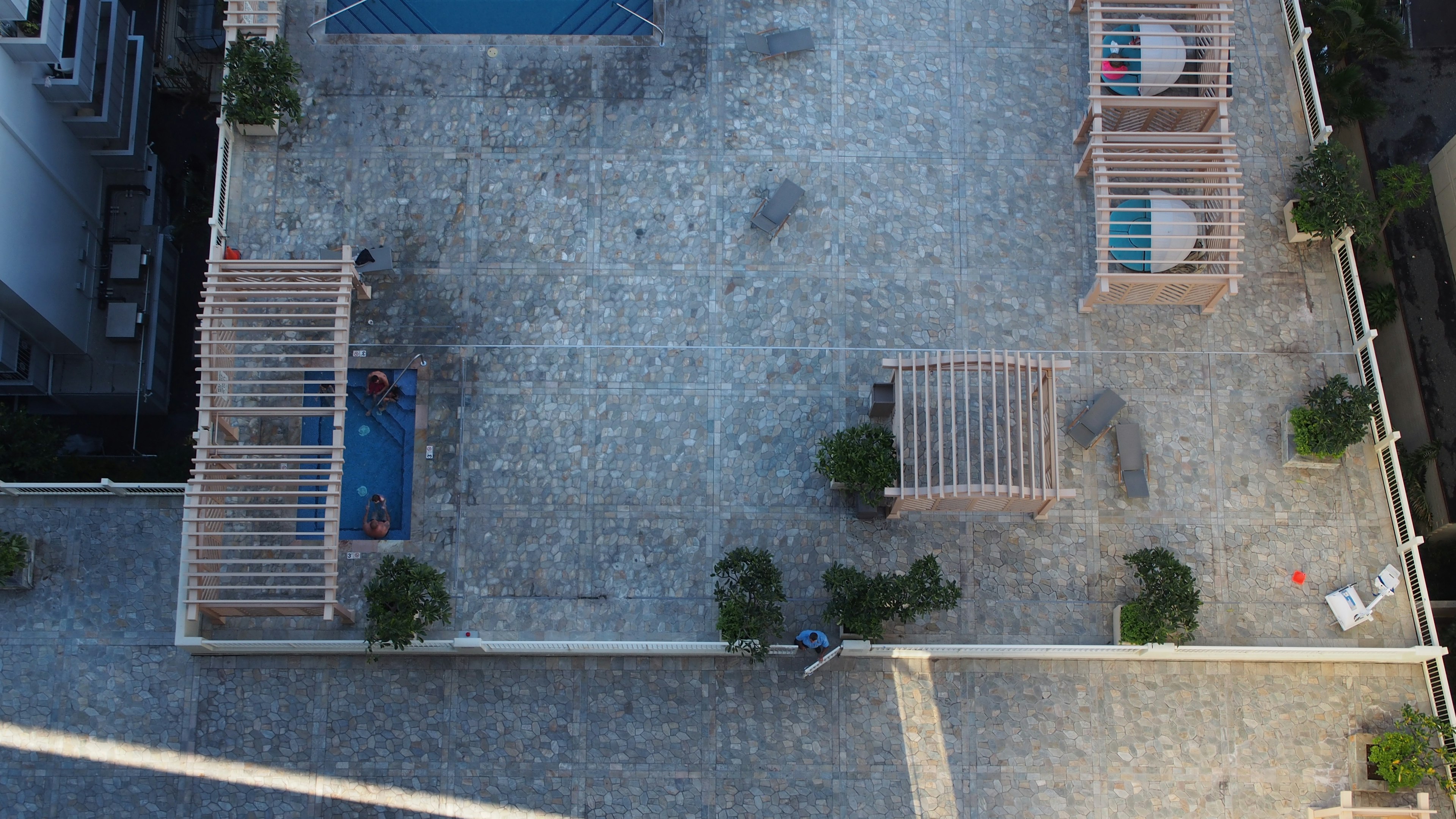 Vue du toit avec une piscine et des pergolas ombragées