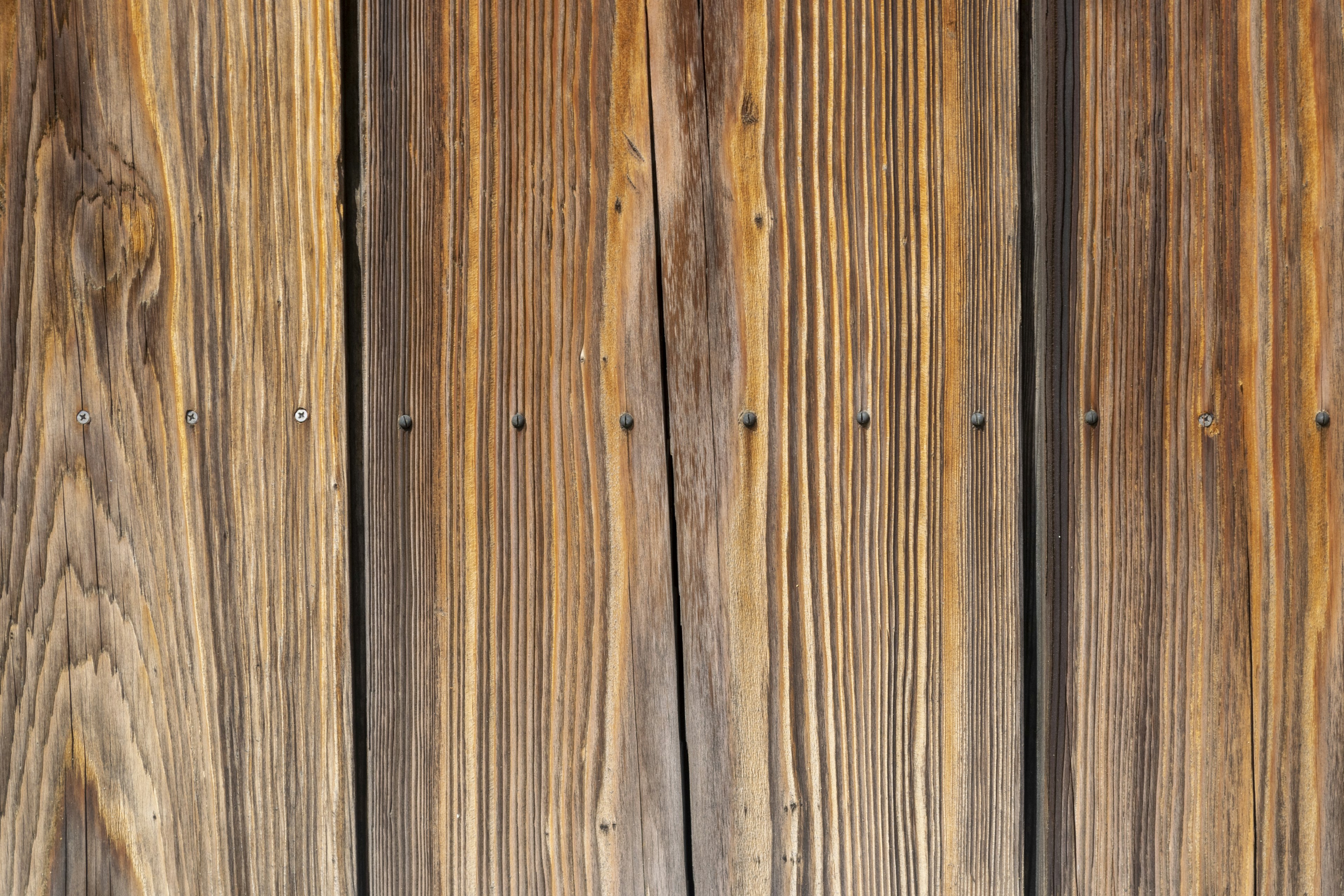 Nahaufnahme von strukturierten Holzplanken mit natürlicher Maserung