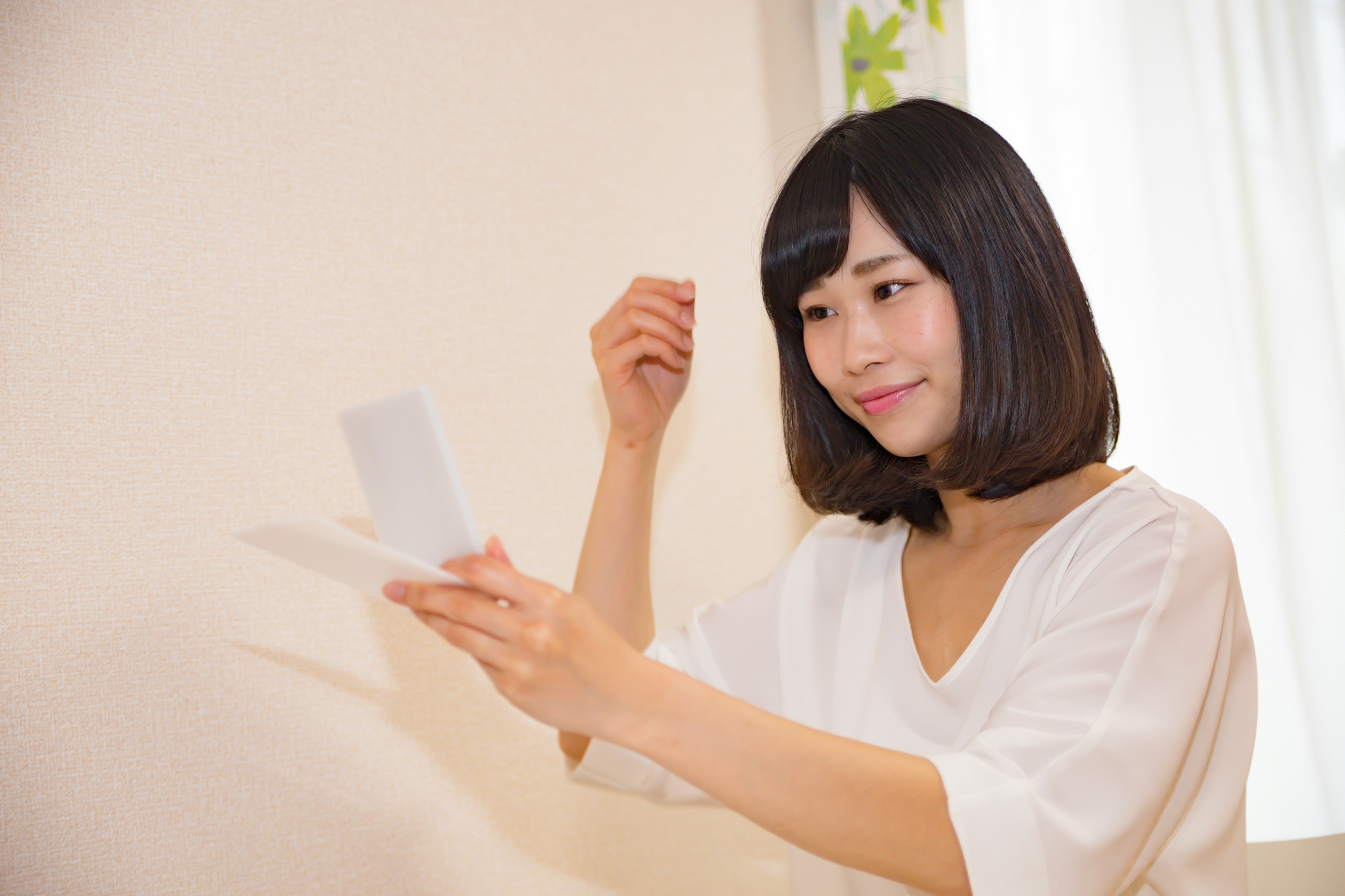 Una donna che sistema i capelli guardandosi allo specchio