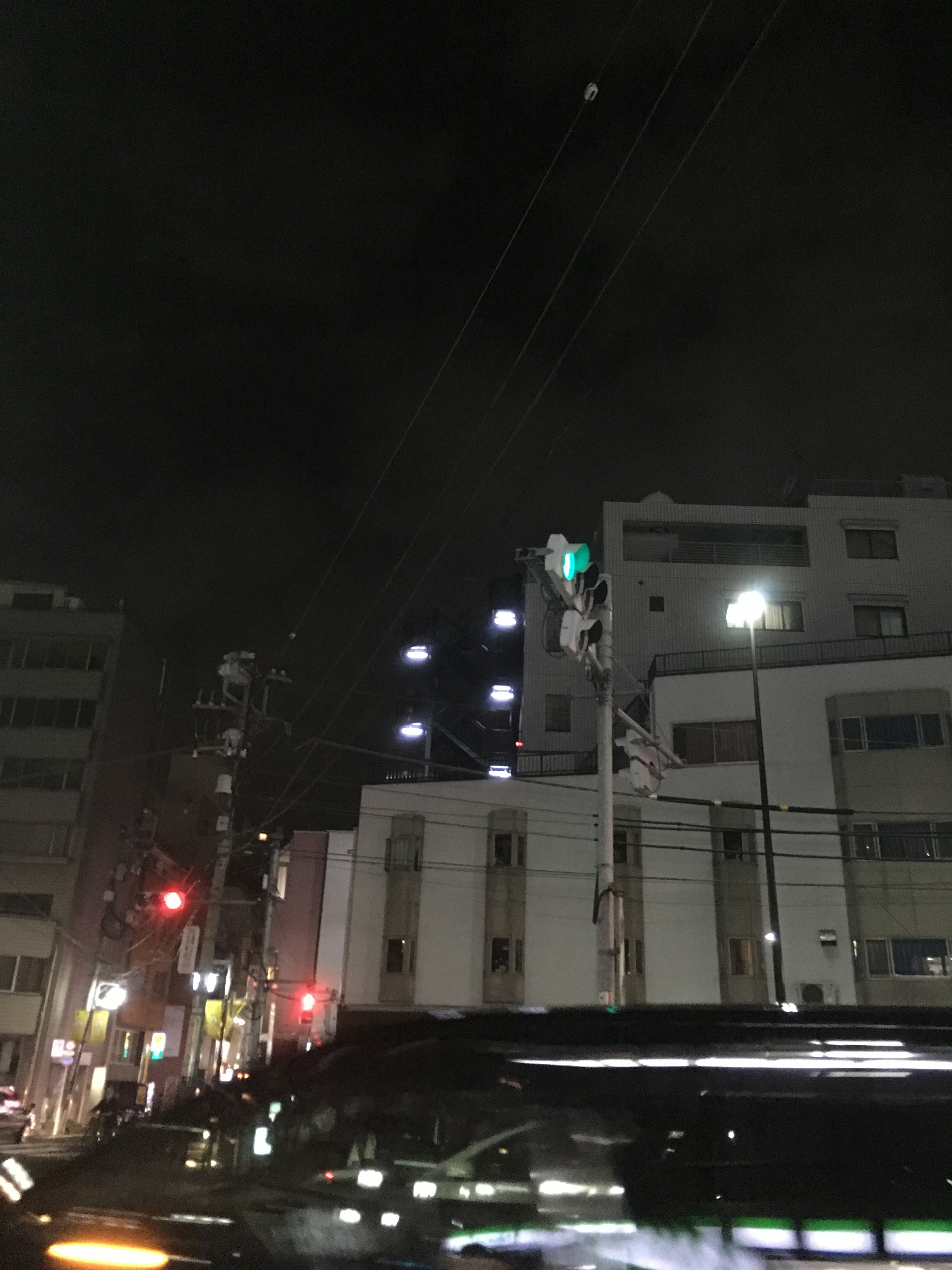 Paisaje urbano nocturno con coches en la calle edificios iluminados