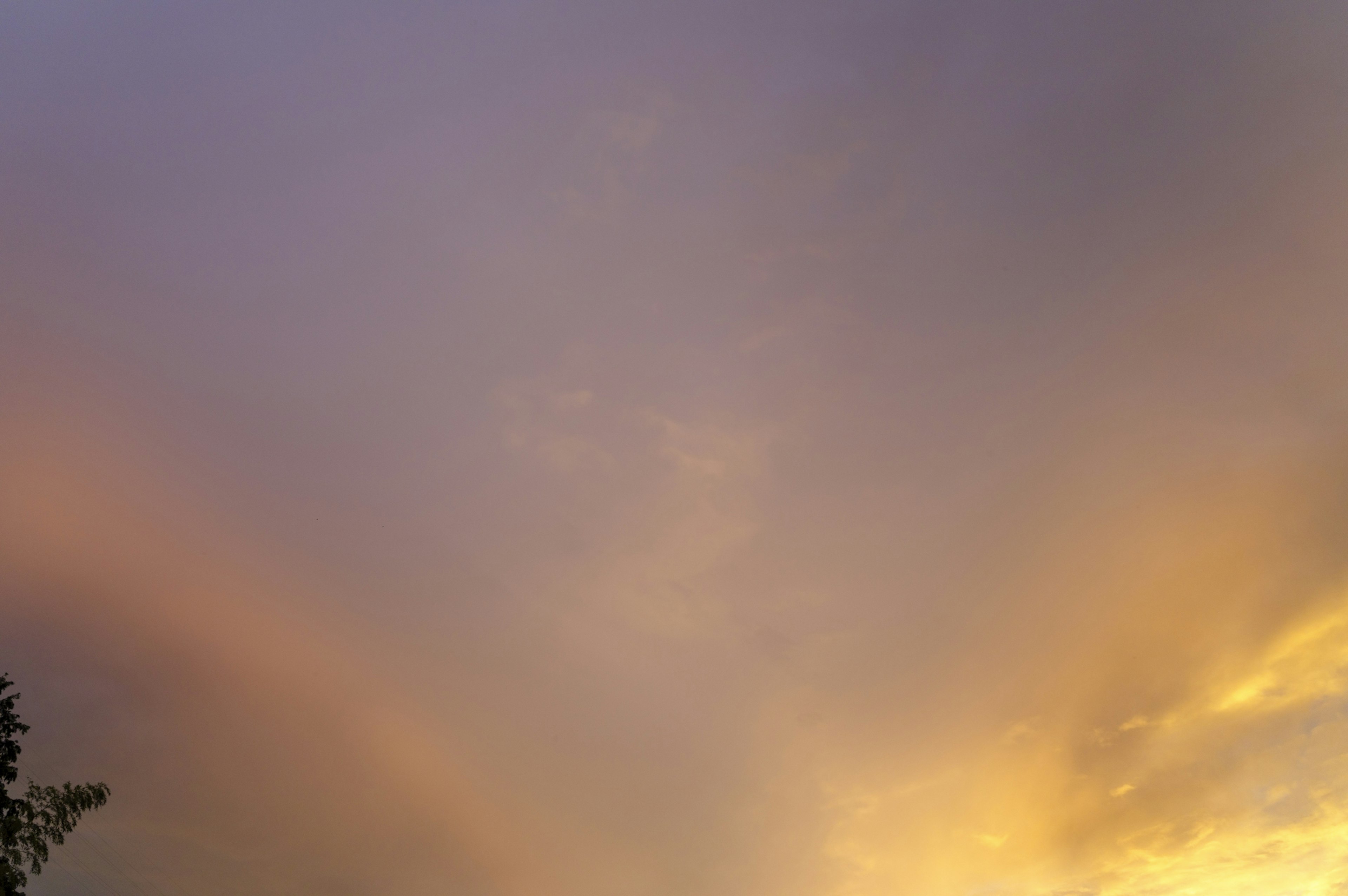 Ciel de coucher de soleil magnifique avec des nuances colorées et des motifs de nuages