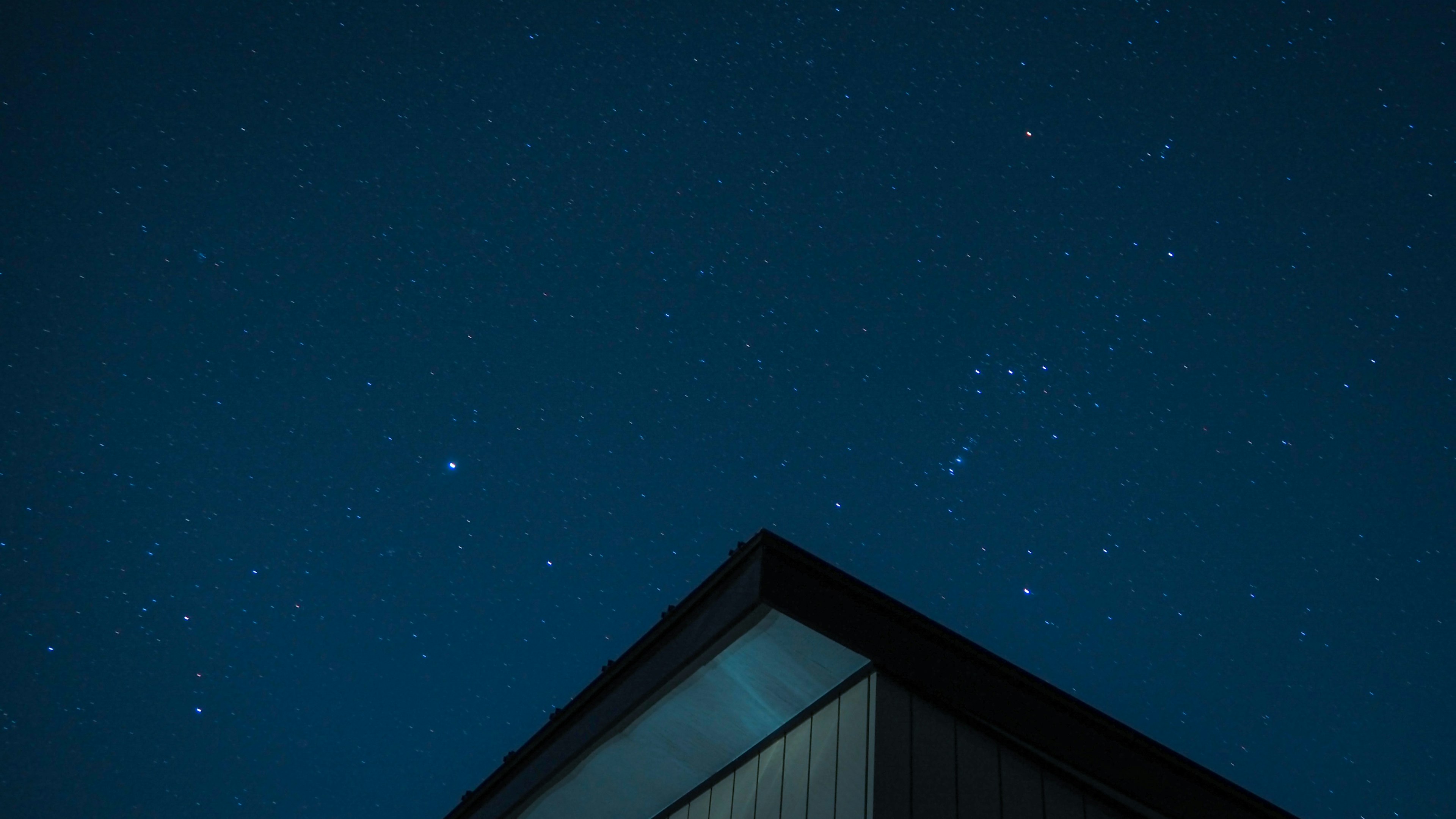 星空と屋根の一部を捉えた夜の風景