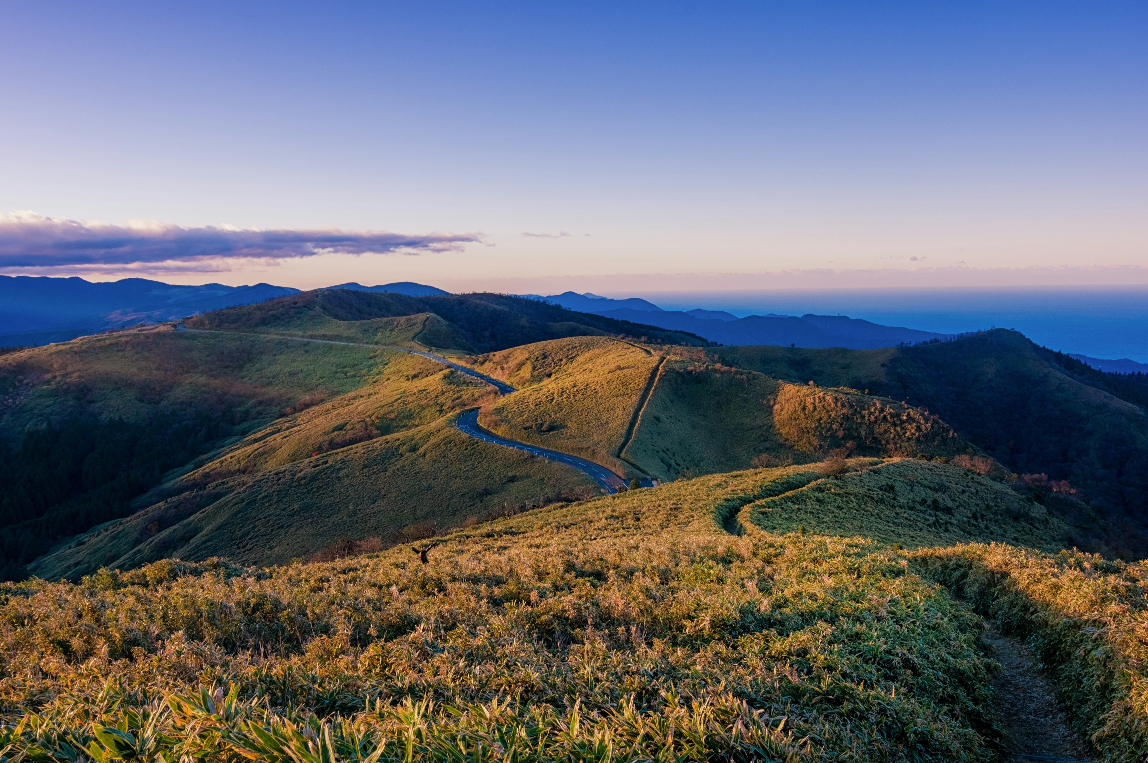 美しい山々と青空の風景 緑の丘と曲がりくねった小道