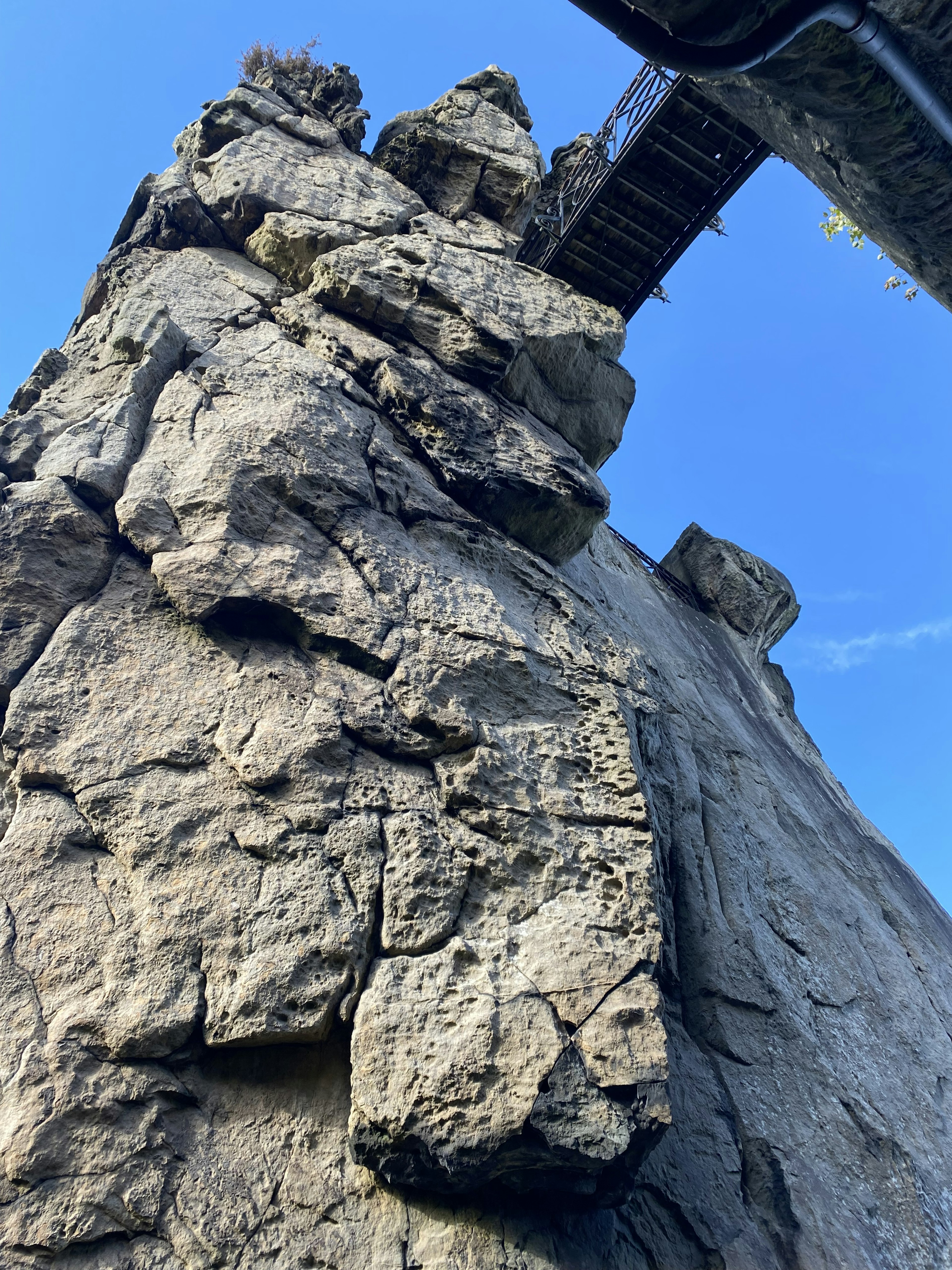 Primo piano di una grande roccia che si erge sotto un cielo blu