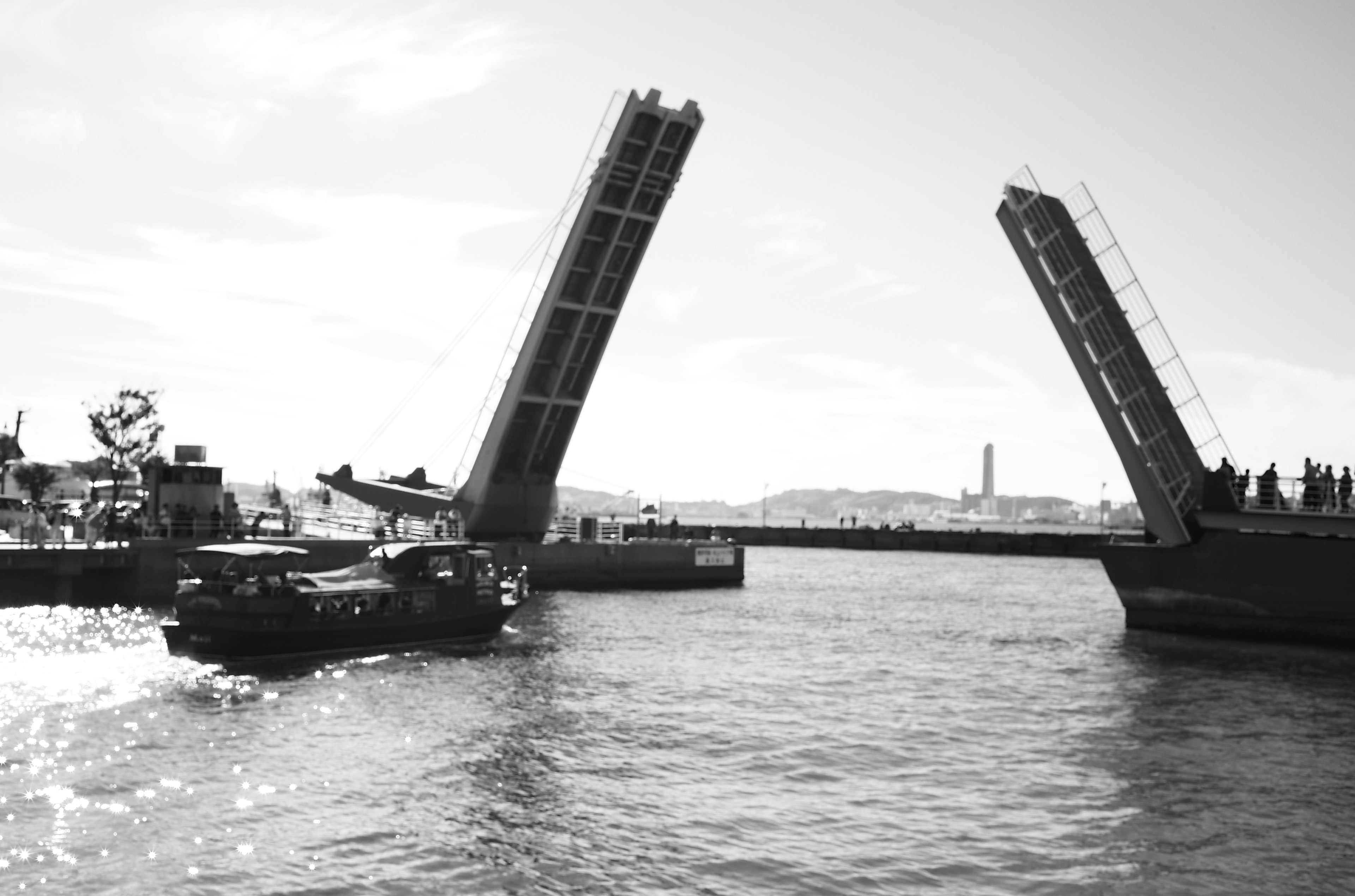 橋が開いている風景 船が通過中の港のシーン