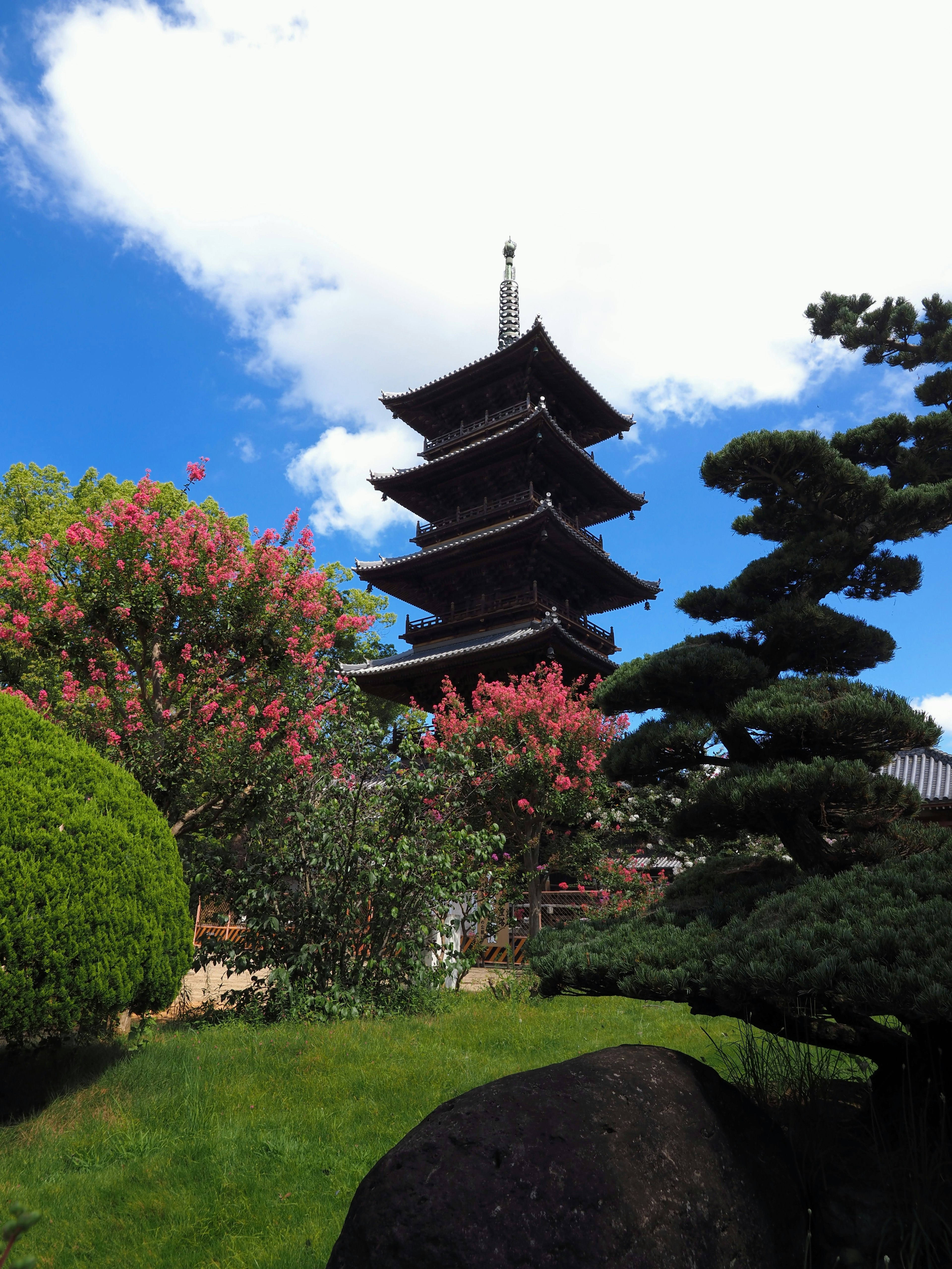 美丽的日本花园，五层塔和色彩斑斓的花朵