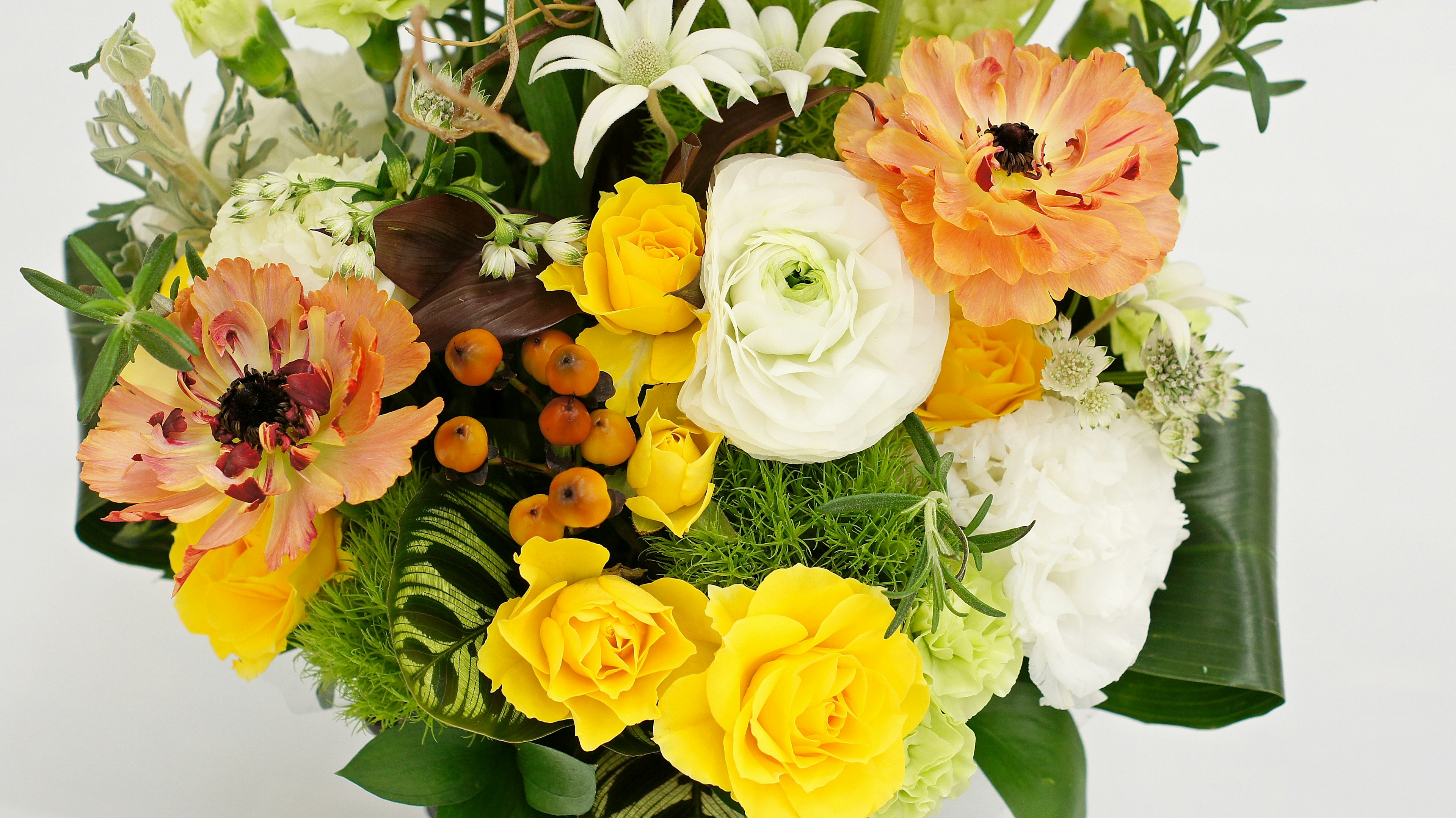 Un magnifique bouquet avec des fleurs vibrantes de différentes couleurs