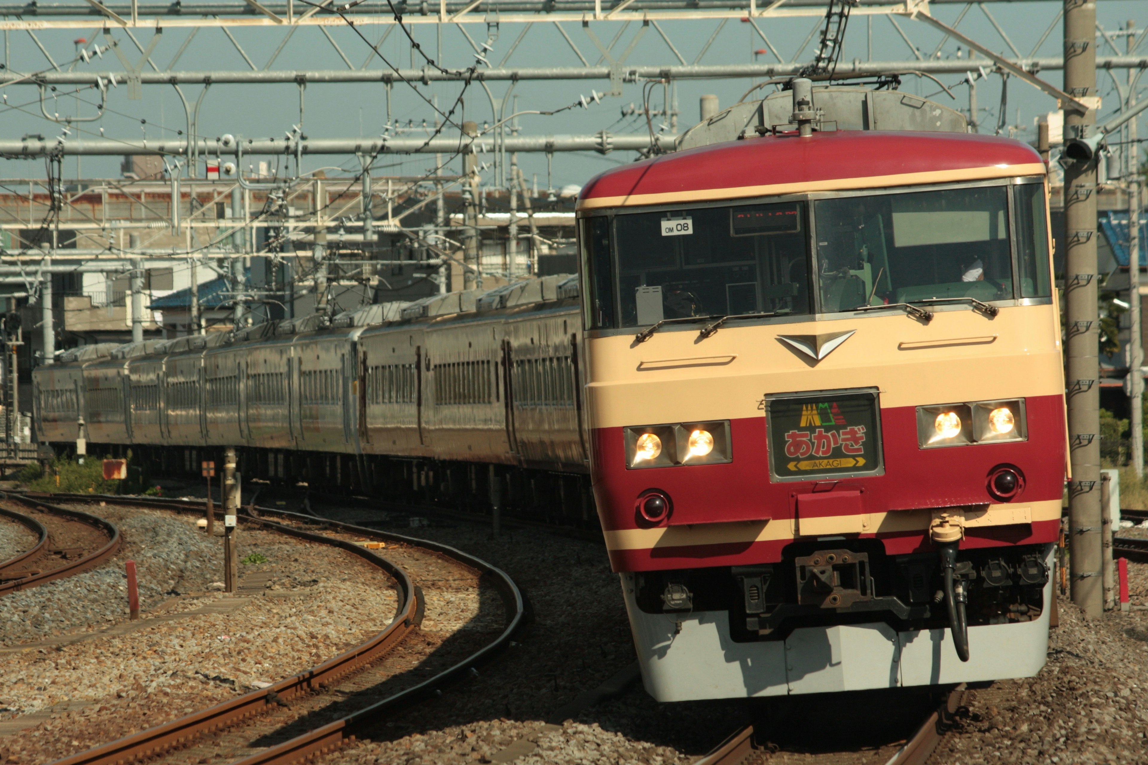 Tren expreso rojo y crema girando en las vías