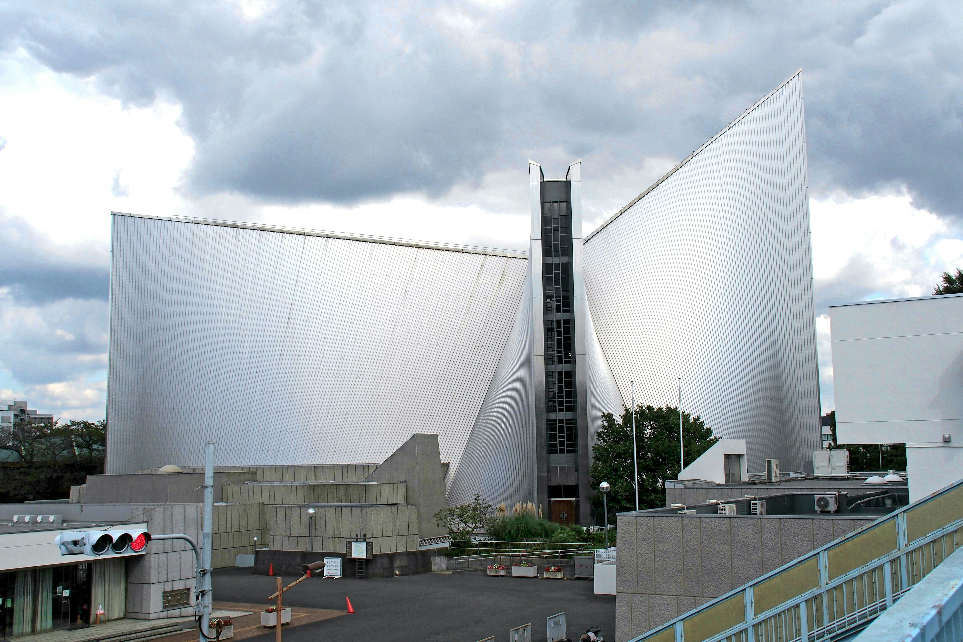 Grande structure architecturale moderne avec des surfaces blanches et un paysage environnant