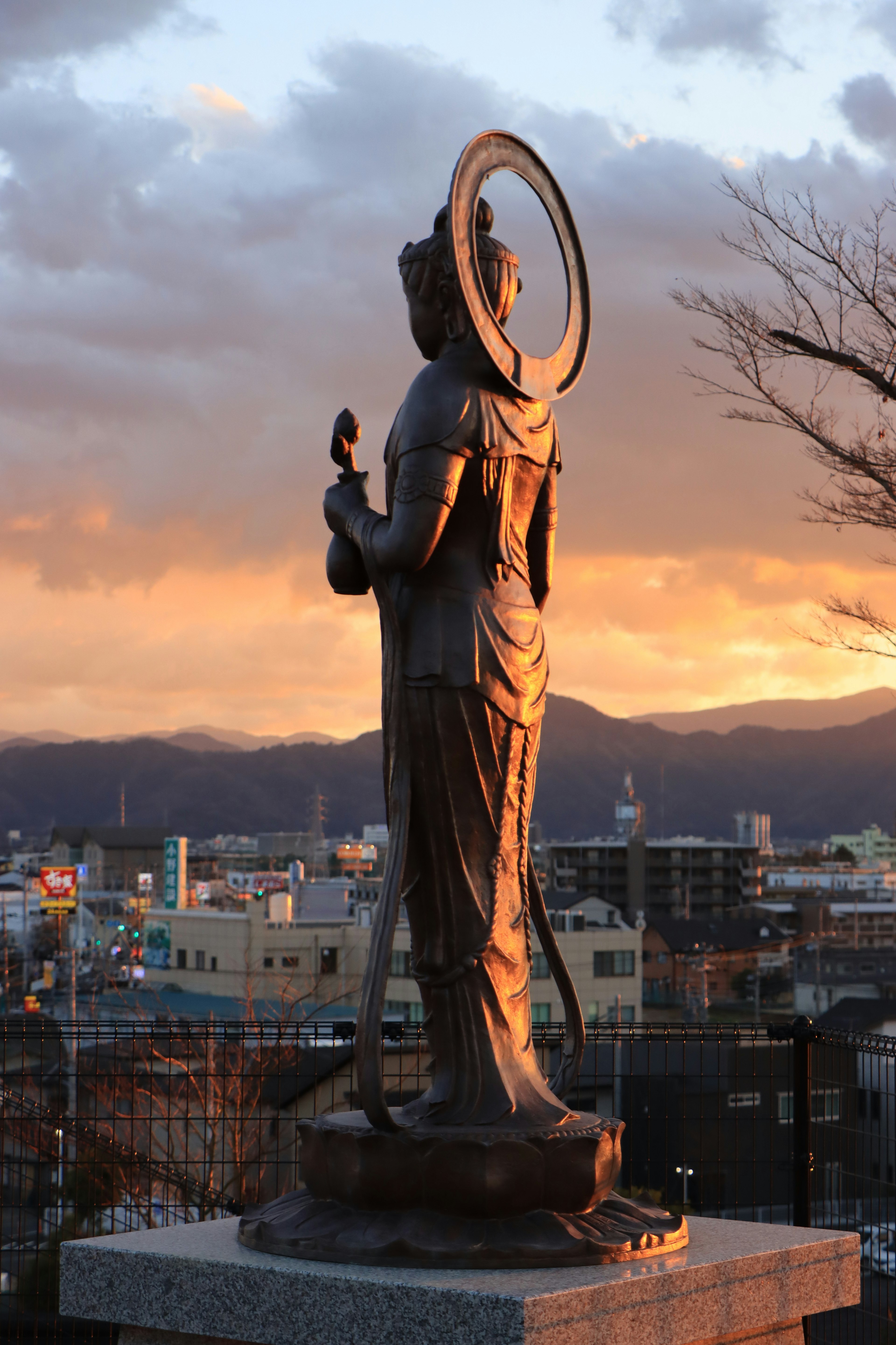 Vista posteriore di una bella statua con il tramonto sullo sfondo