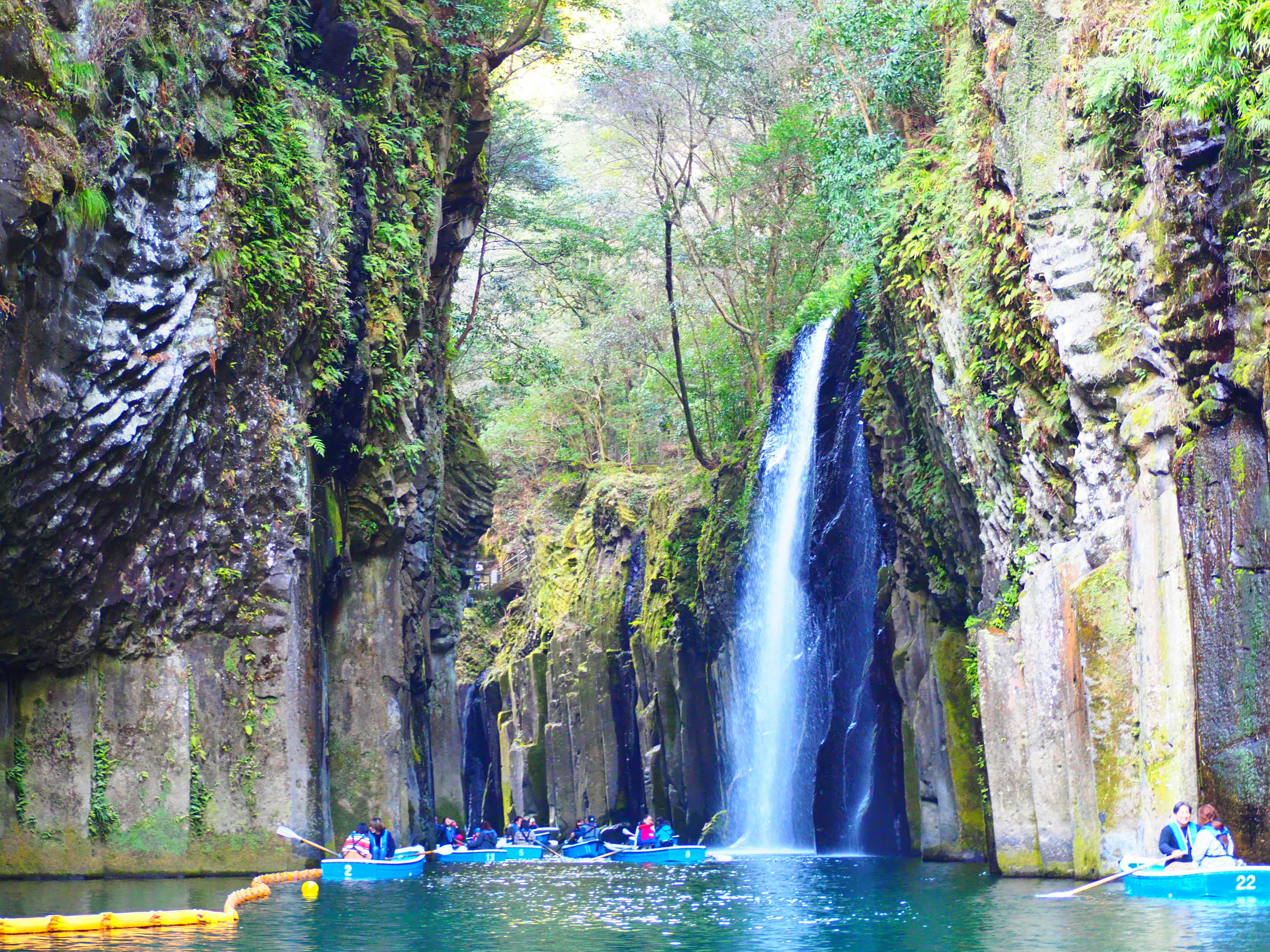 Un'area acquatica serena circondata da scogliere lussureggianti e una bellissima cascata