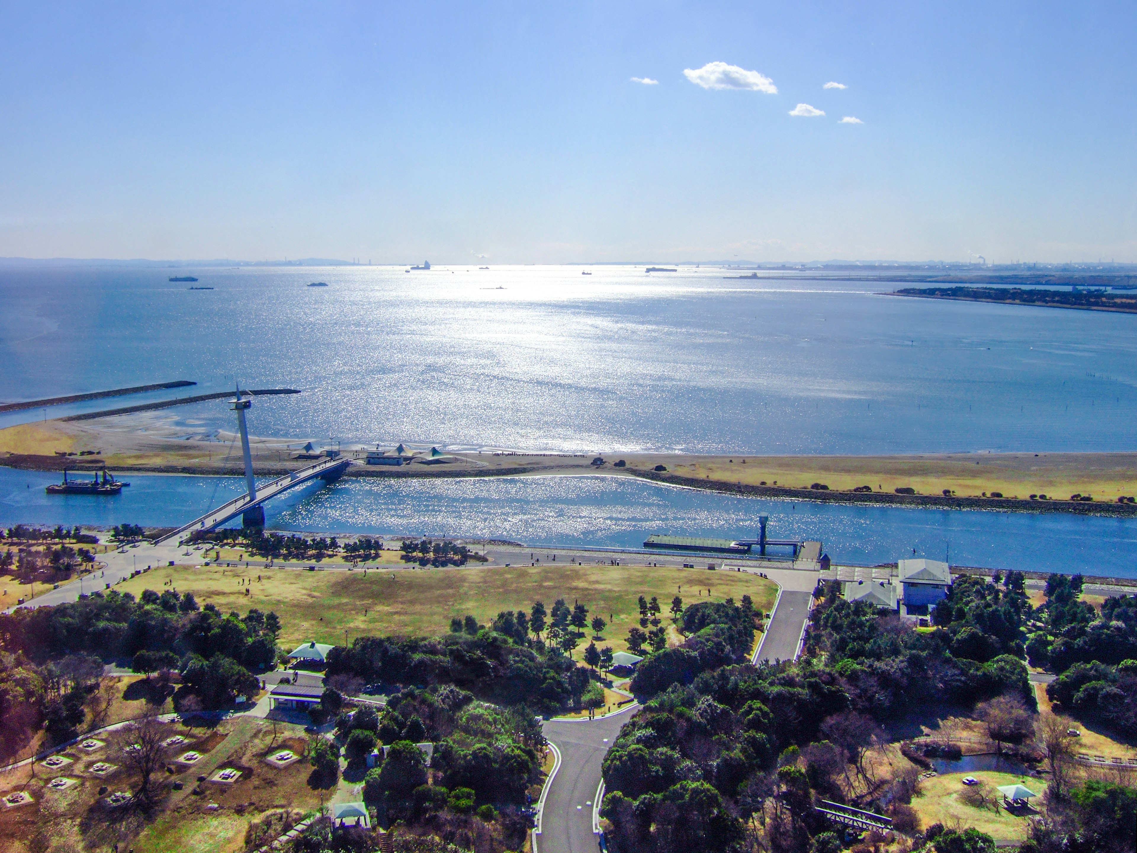 Schöne Landschaft von Meer und Park heller blauer Himmel und schimmerndes Wasser