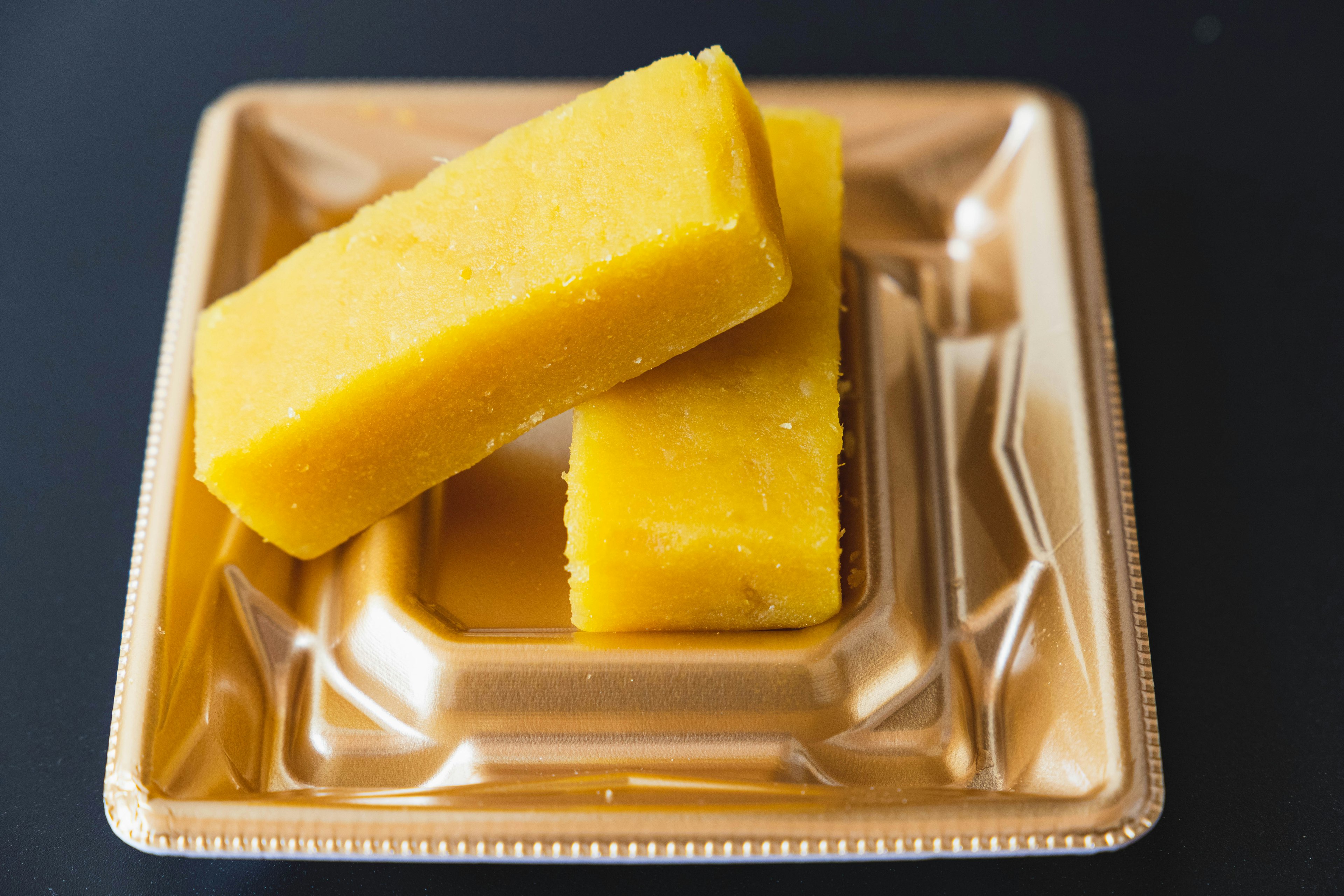 Postre amarillo en un plato dorado