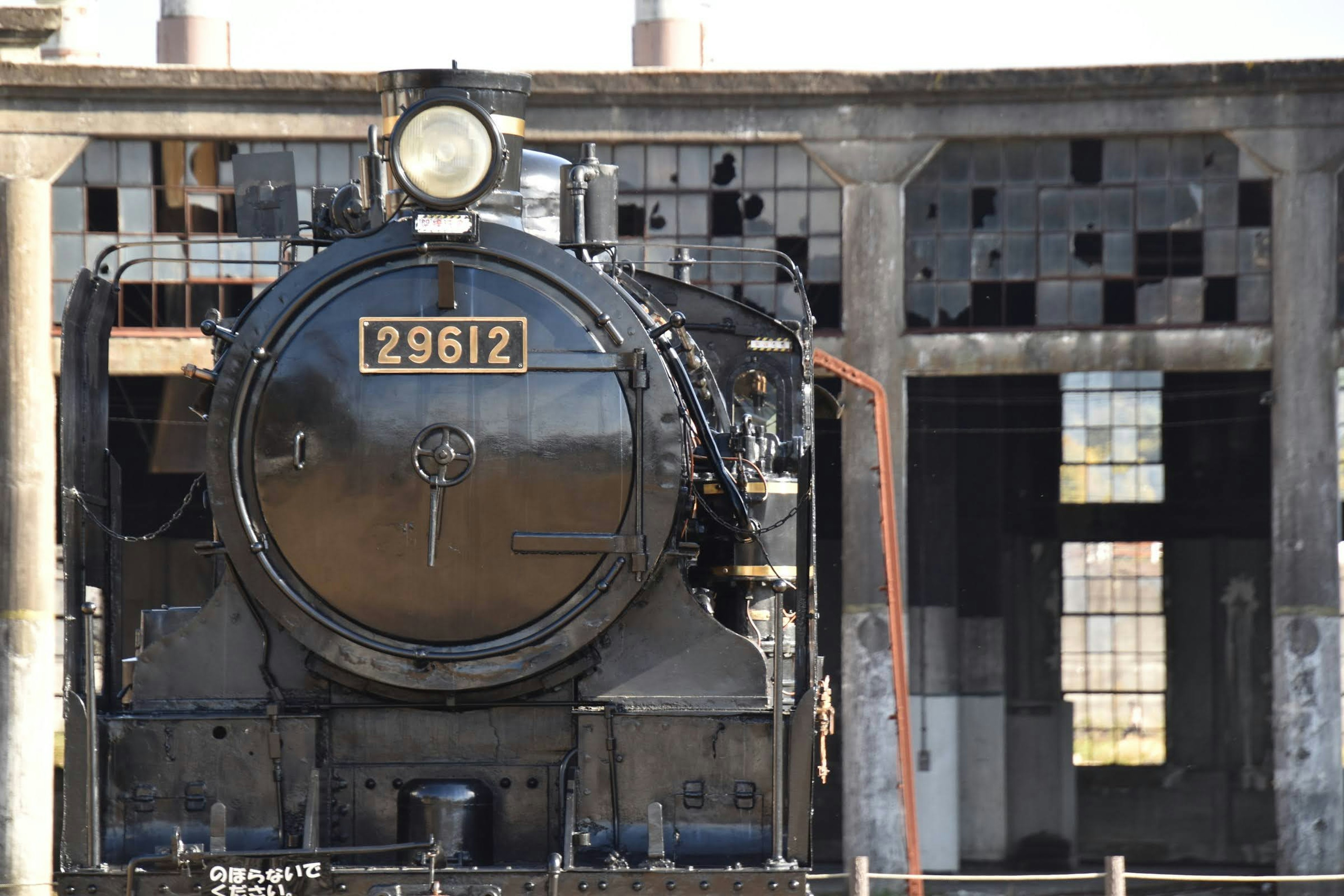 Una antigua locomotora de vapor 29612 en un edificio abandonado