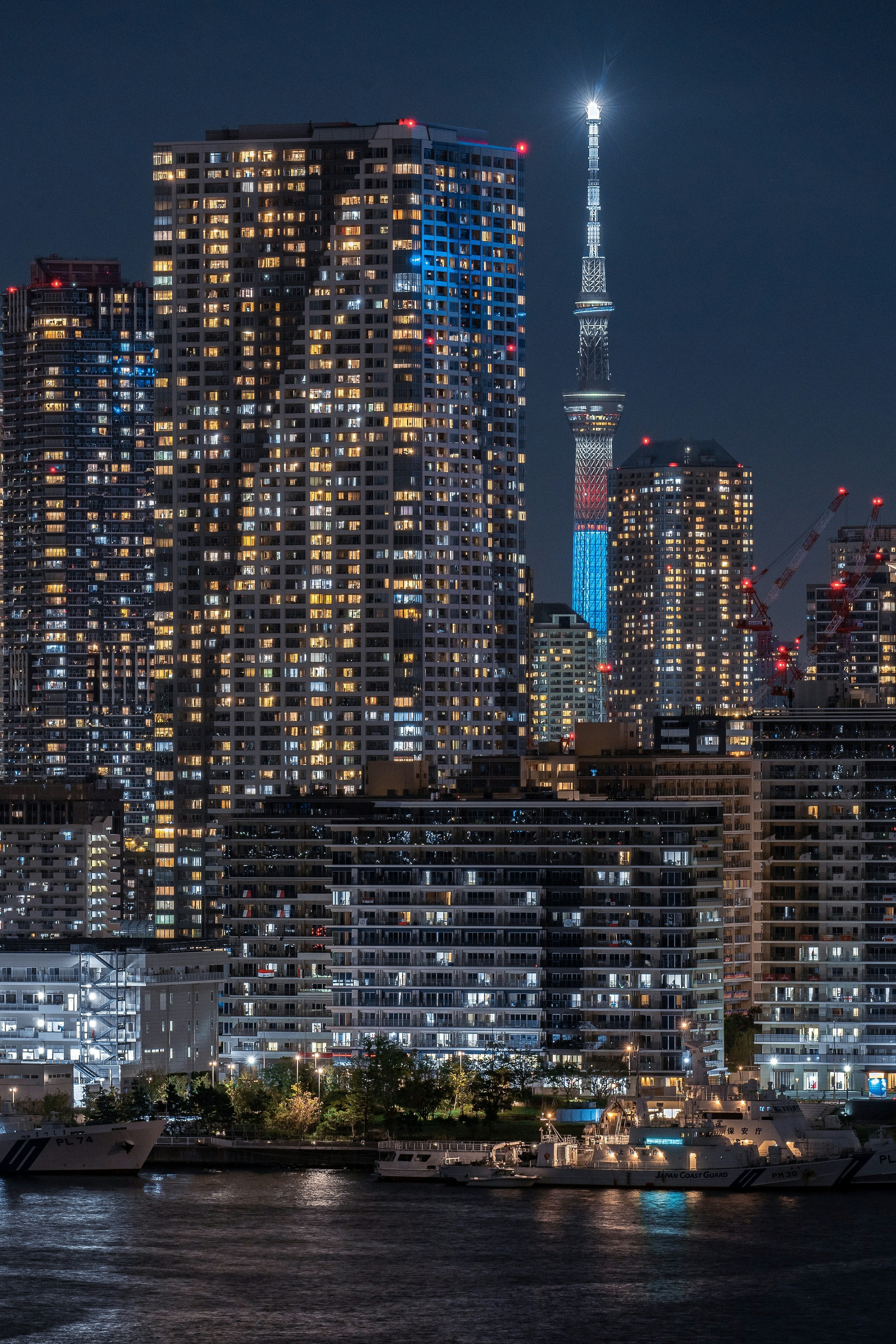 Pemandangan malam yang indah dari Tokyo Skytree dan gedung pencakar langit