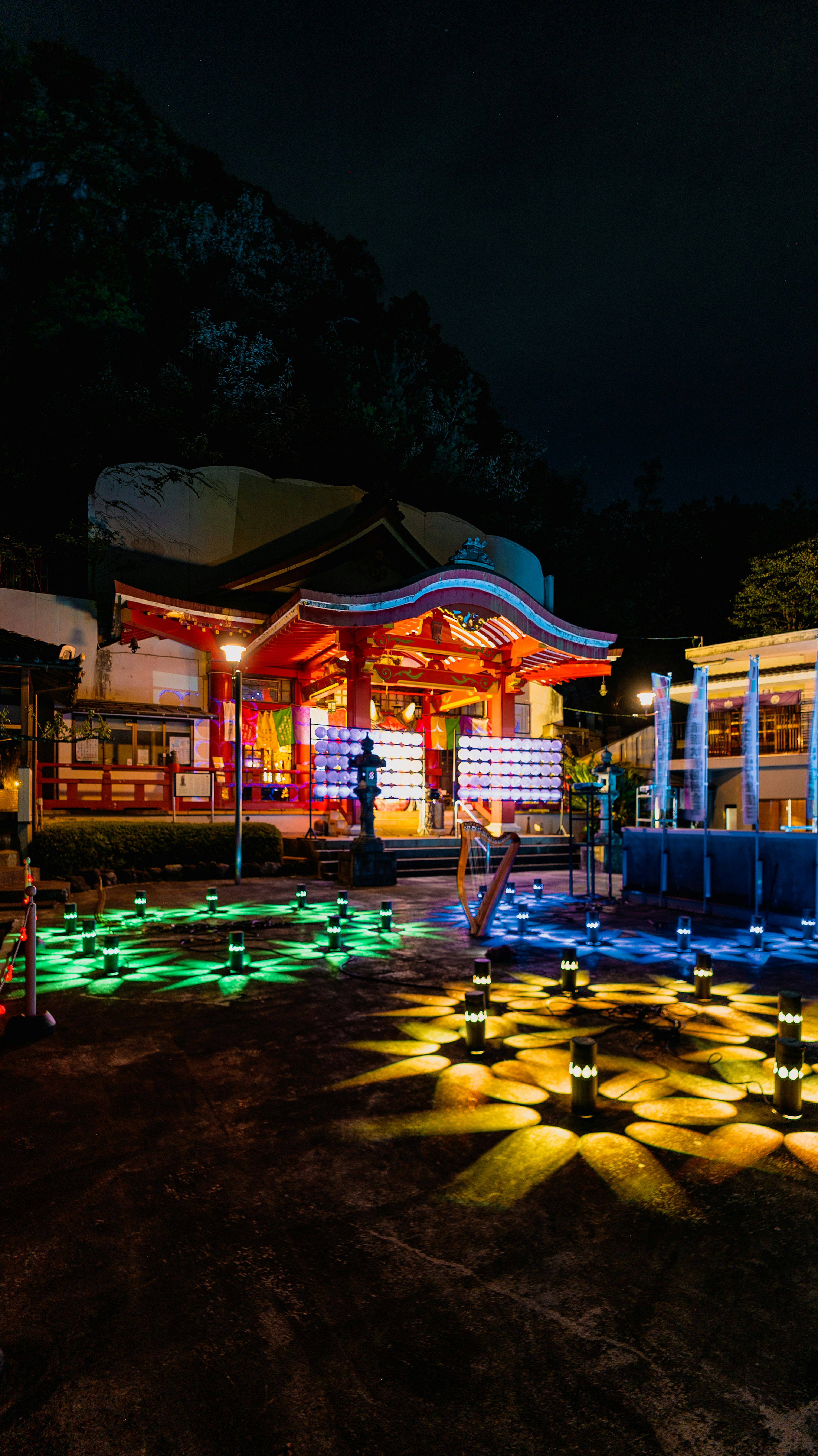 夜の神社の美しい照明と色とりどりのライト