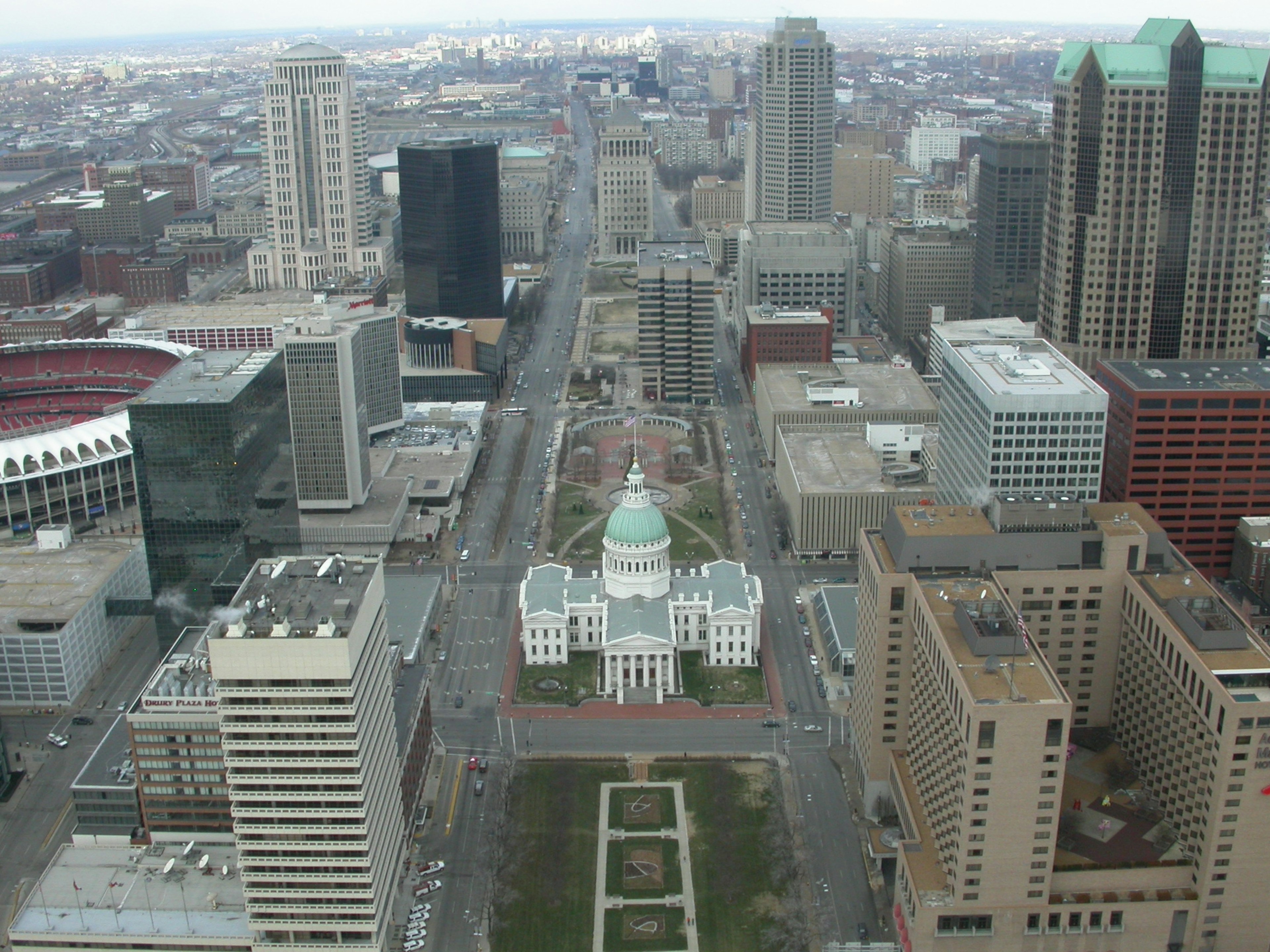 Vista aérea de Dallas con rascacielos y la Biblioteca Pública Central