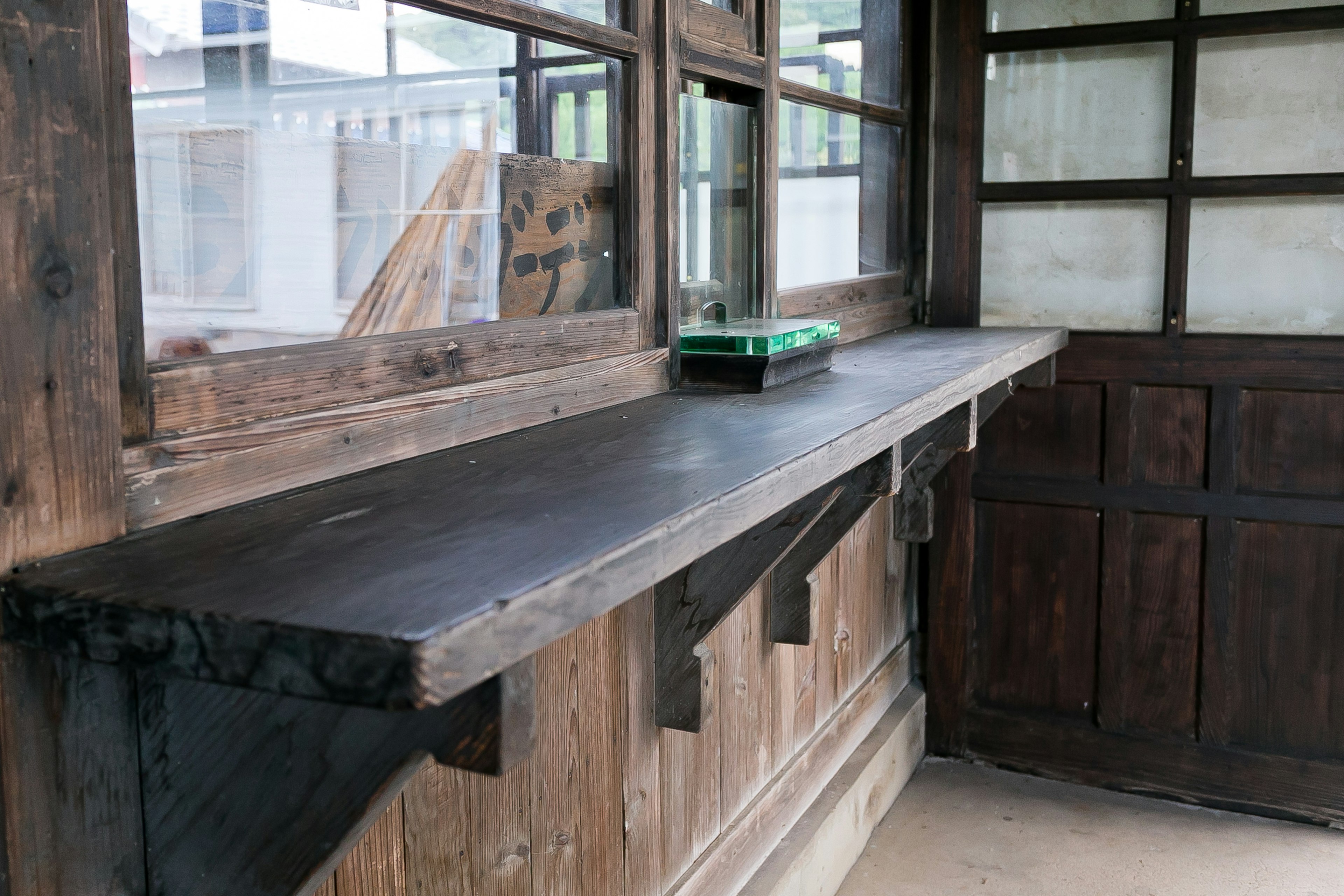 Intérieur d'un vieux bâtiment avec un comptoir en bois et des fenêtres