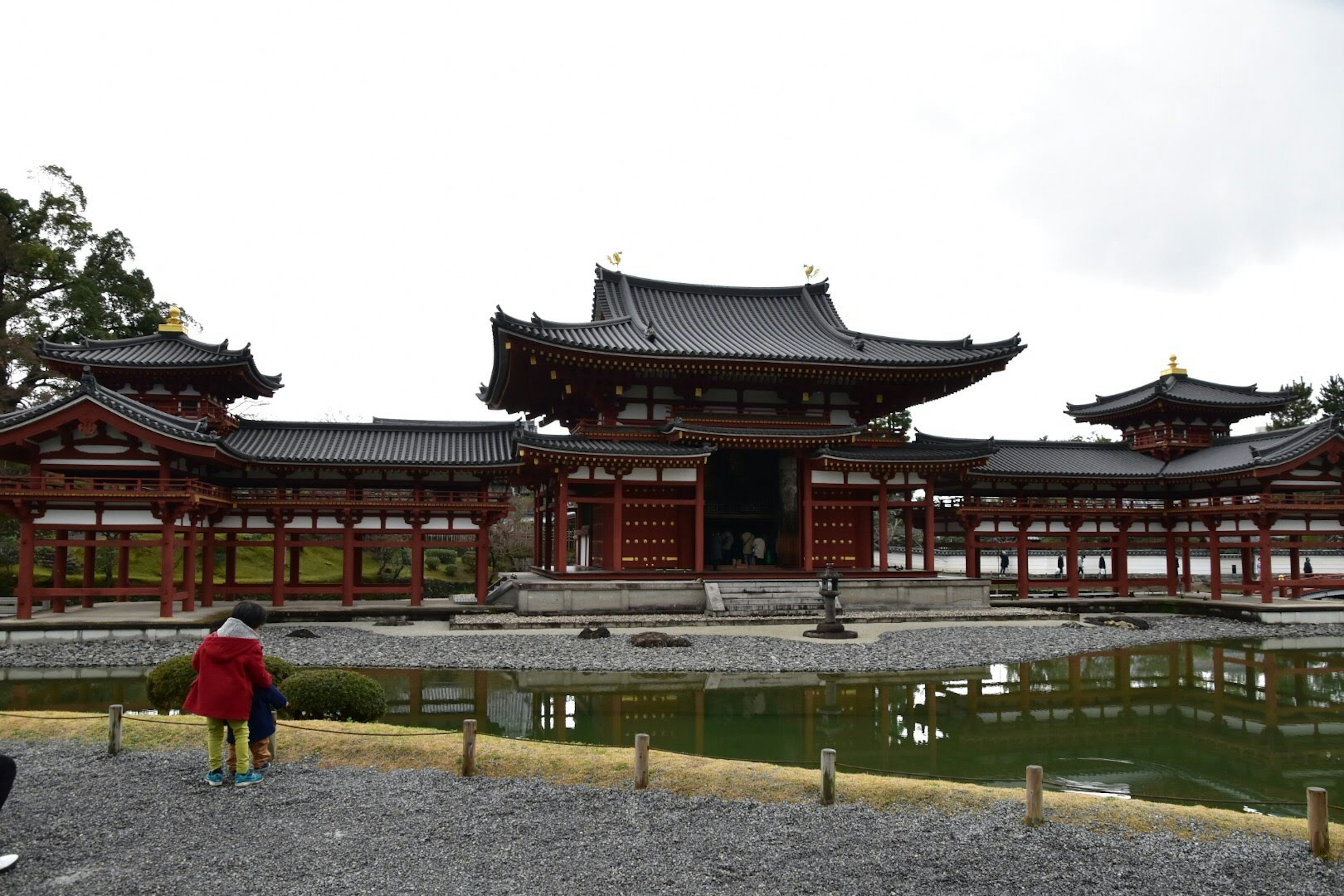 Hermosa arquitectura de templo japonés junto a un estanque