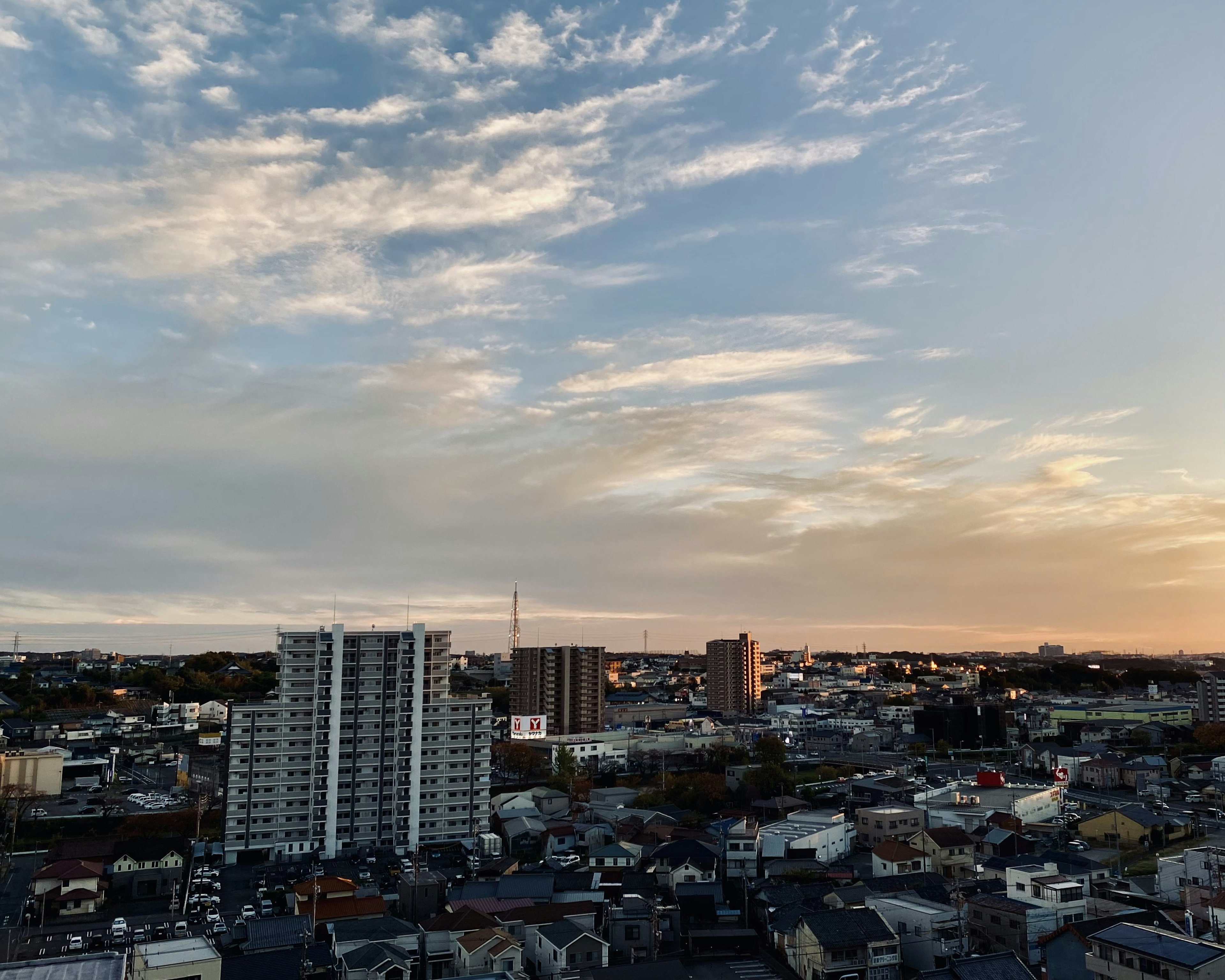 Una vista panoramica dello skyline urbano sotto un cielo di tramonto colorato