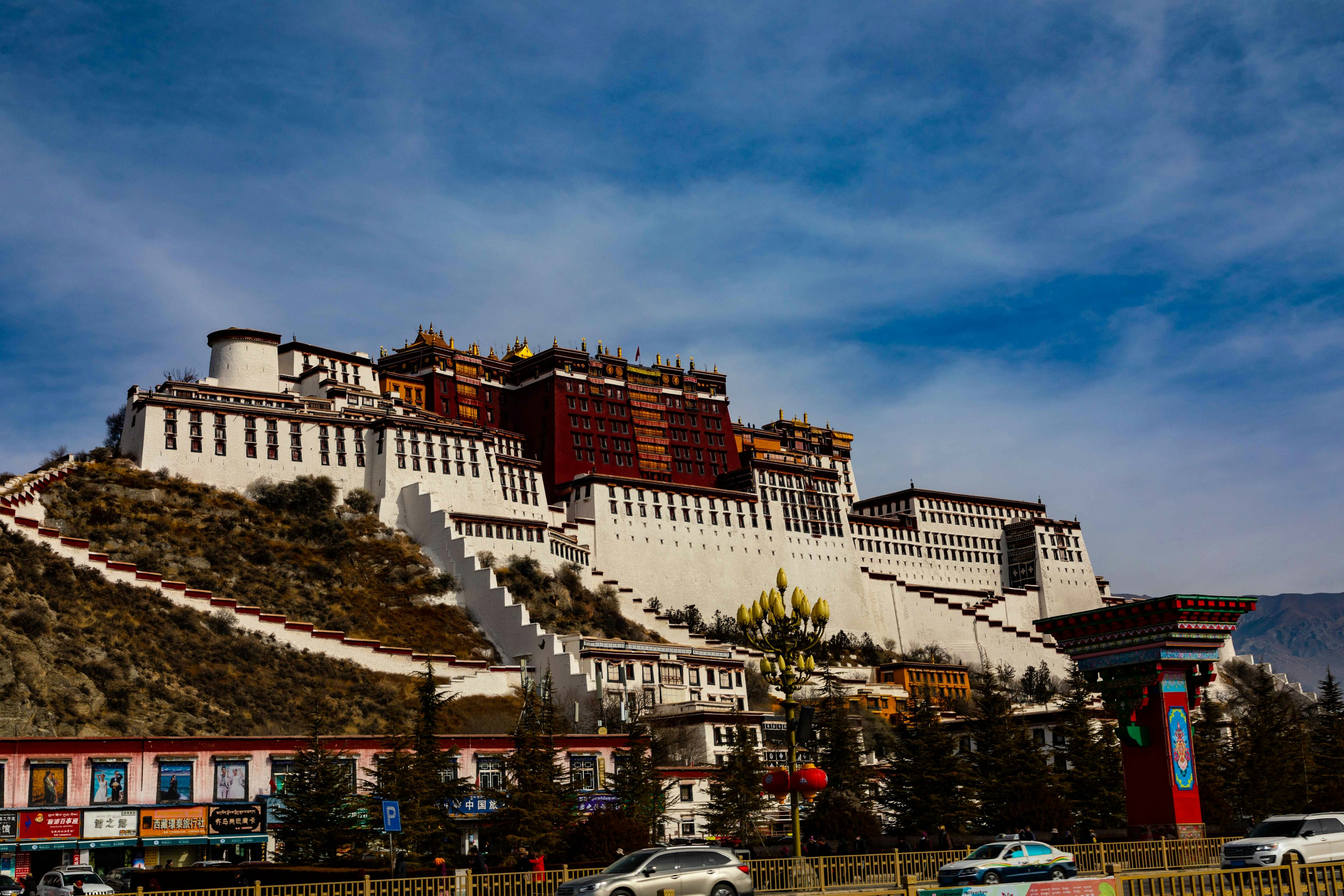 Palazzo del Potala a Lhasa con muri bianchi e tetti rossi sotto un cielo blu