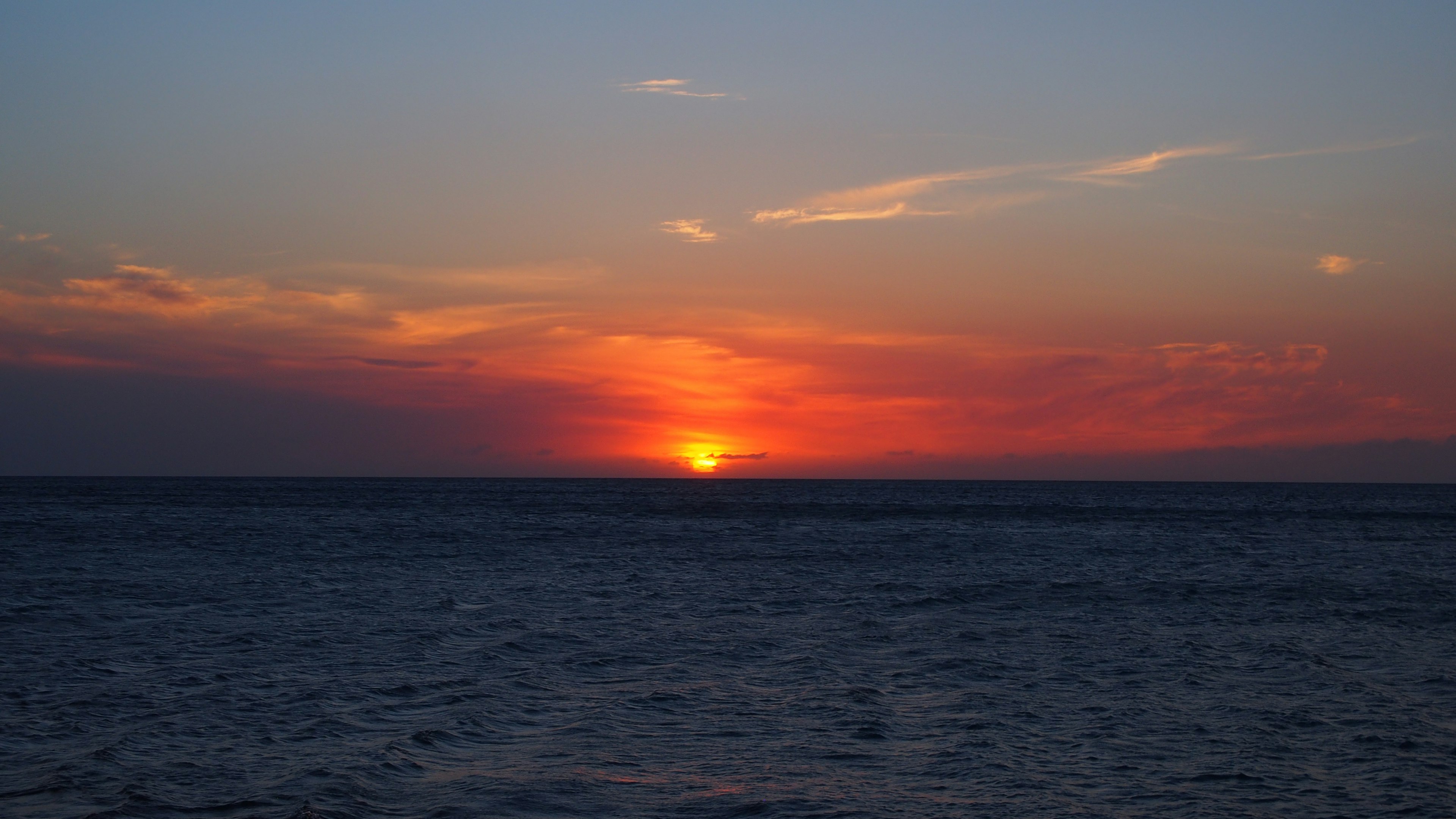 Magnifique coucher de soleil sur l'océan