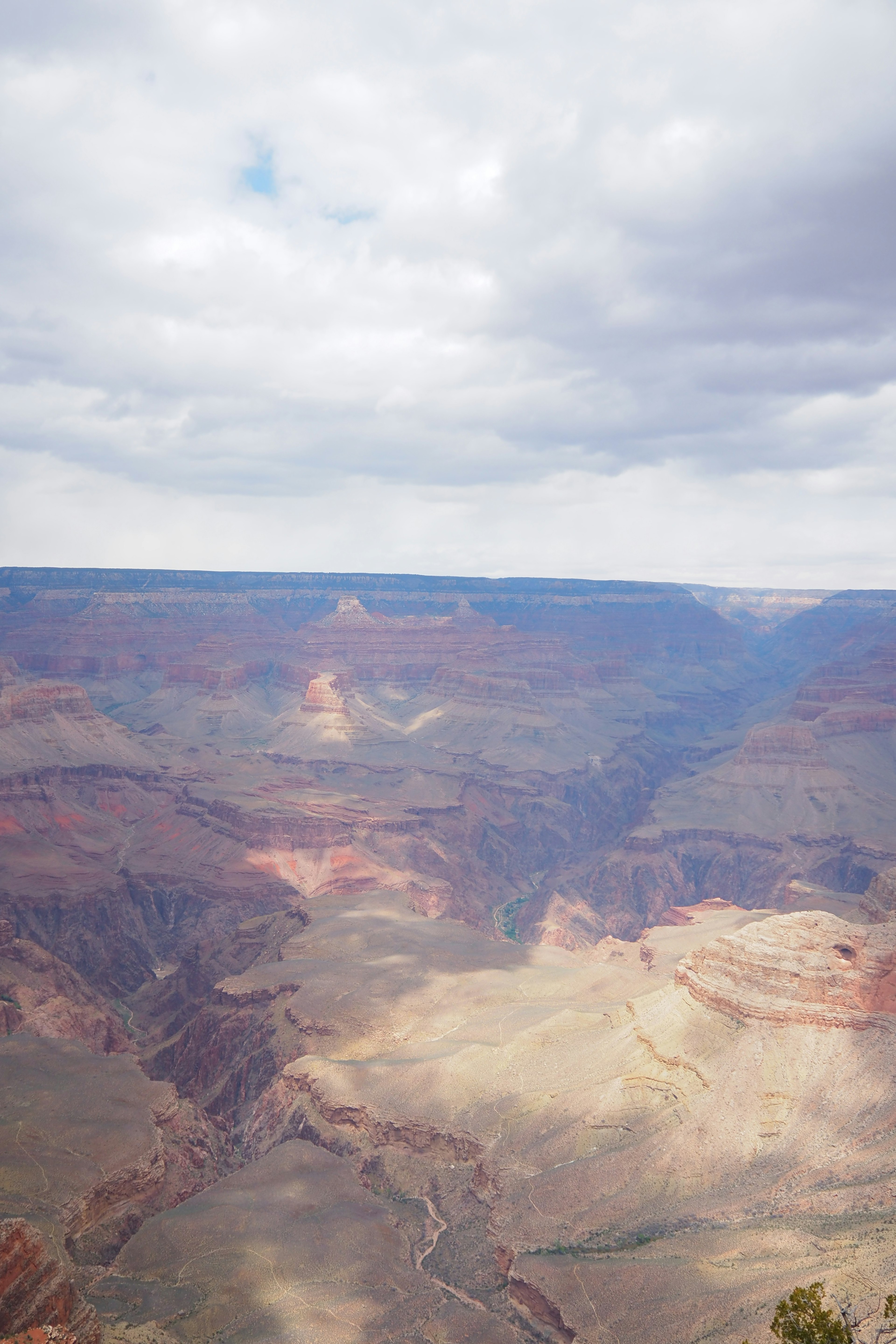 Cảnh đẹp tuyệt vời của Grand Canyon với các lớp đá màu sắc và bầu trời nhiều mây